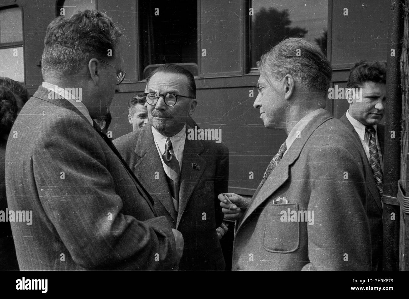 Wroc³aw 1948-08-24. Œwiatowy Kongres Intelektualistów w Obronie Pokoju (25-28 VIII). Przyjazd delegacji radzieckiej na dworzec Wroc³aw G³ówny. NZ. od lewej: ambasador Wiktor Lebiediew, malarz Aleksander Gierasimow, pisarz Ilja Erenburg. ka PAP Breslau, 24. August 1948. Der Weltkongress der Intellektuellen zur Verteidigung des Friedens (Aug 25-28). Ankunft der Delegierten am Bahnhof von Breslau Glowny. Bild: Von links - Botschafter Viktor Lebedev, Maler Alexander Gerasimov, Schriftsteller Ilya Erenburg. ka PAP Stockfoto