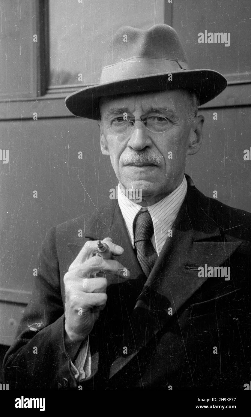 Wroc³aw 1948-08-24. Œwiatowy Kongres Intelektualistów w Obronie Pokoju (25-28 VIII). Przyjazd delegatów na dworzec Wroc³aw G³ówny. NZ. jêzykoznawca, cz³onek Akadademii Nauk ZSRR, Iwan Mieszczaninow. ka PAP Breslau, 24. August 1948. Der Weltkongress der Intellektuellen zur Verteidigung des Friedens (Aug 25-28). Ankunft der Delegierten am Bahnhof von Breslau Glowny. Im Bild: Linguist, Mitglied der Akademie der Wissenschaften der Union der Sozialistischen Sowjetrepubliken, Iwan Meschtschaninow. ka PAP Stockfoto