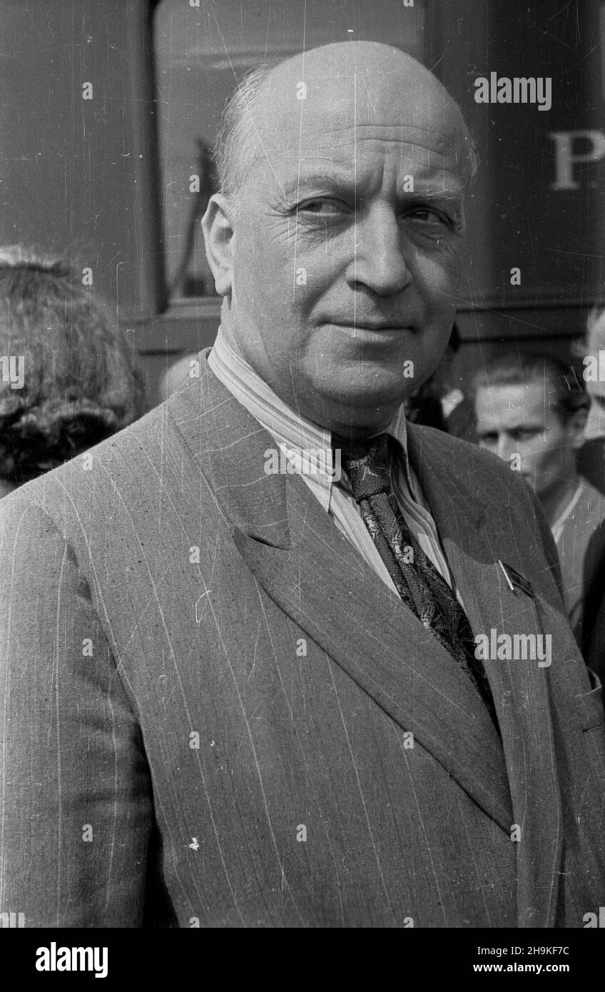 Wroc³aw 1948-08-24. Œwiatowy Kongres Intelektualistów w Obronie Pokoju (25-28 VIII). Przyjazd delegacji radzieckiej na dworzec Wroc³aw G³ówny. NZ. Radziecki re¿yser filmowy Michai³ Cziaureli. ka PAP Breslau, 24. August 1948. Der Weltkongress der Intellektuellen zur Verteidigung des Friedens (Aug 25-28). Ankunft der sowjetischen Delegation am Bahnhof von Breslau Glowny. Im Bild: Sowjetischer Filmregisseur Mikheil Chiaureli. ka PAP Stockfoto