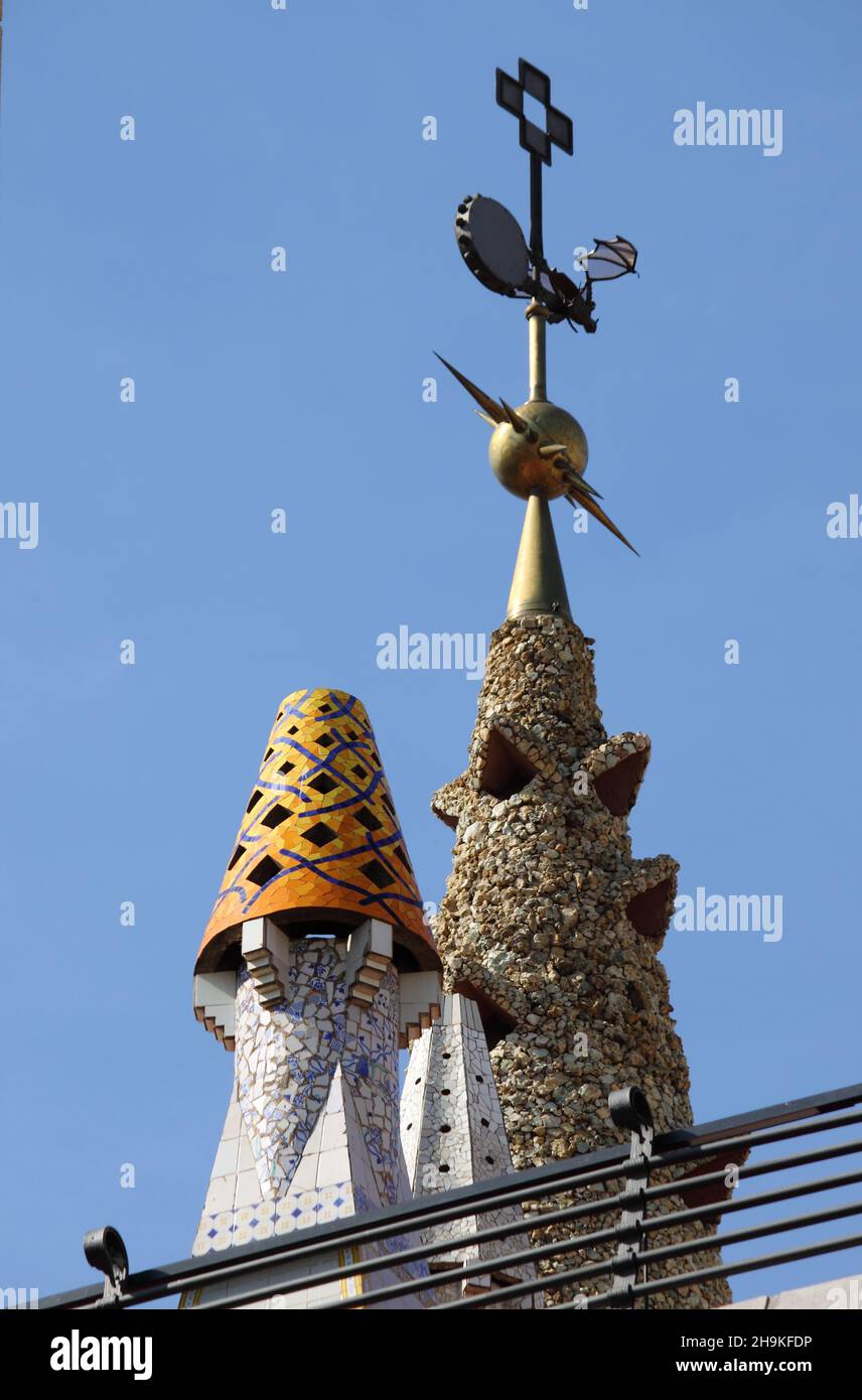 Barcelona, Spanien - 17. Mai 2021: Nahaufnahme verschiedener farbiger Kamine auf dem Dach des Güell-Palastes Stockfoto