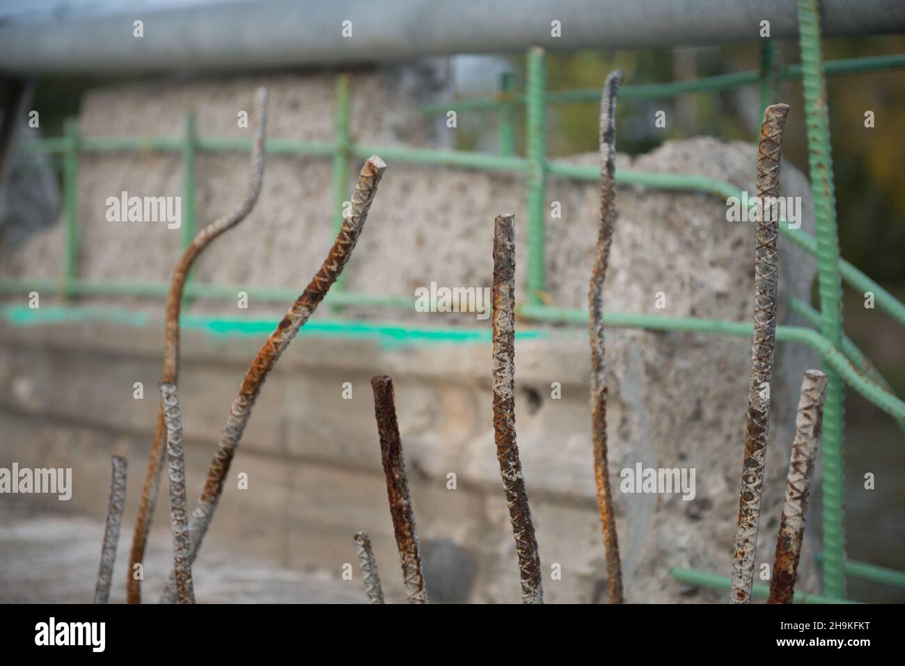 Bei einem Infrastrukturprojekt zur Brückenumbauung wird die alte rostige Stange durch eine neue, mit Epoxidharz beschichtete Stahlstange ersetzt. Stockfoto