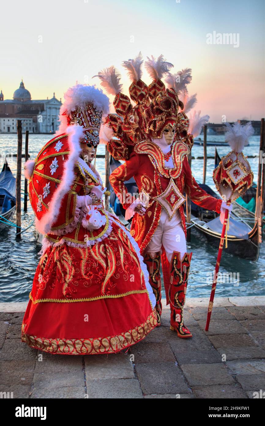 Venedig, Italien - 10. Februar 2018: Zwei Personen in venezianischem Kostüm nehmen am Karneval von Venedig, Italien, Teil Stockfoto