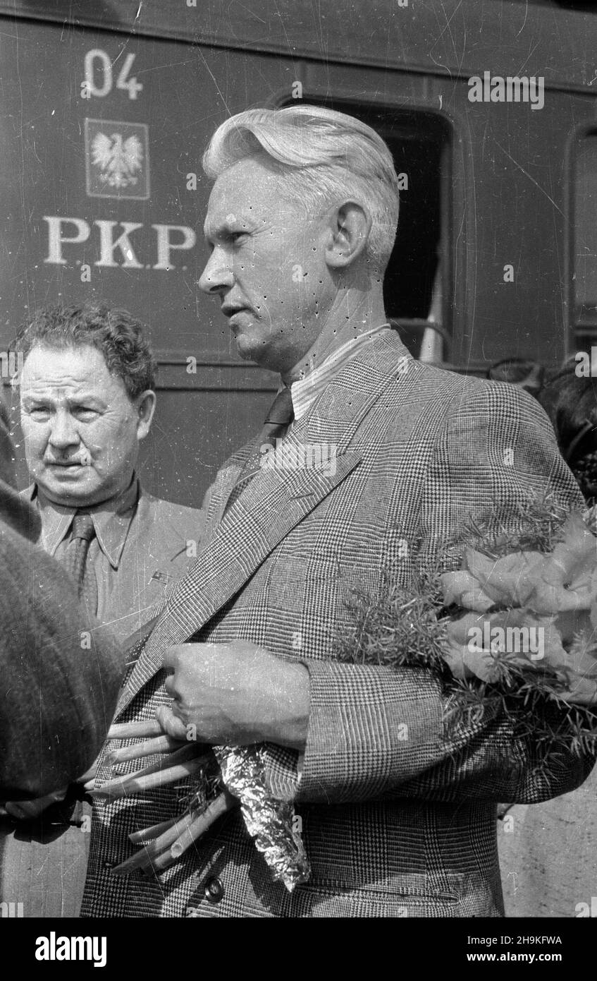 Wroc³aw 1948-08-24. Œwiatowy Kongres Intelektualistów w Obronie Pokoju (25-28 VIII). Przyjazd delegatów na dworzec Wroc³aw G³ówny. NZ. przewodnicz¹cy Zwi¹zku Pisarzy Radzieckich Aleksander Fadiejew. W g³êbi malarz radziecki Gierasimow. ka PAP Breslau, 24. August 1948. Der Weltkongress der Intellektuellen zur Verteidigung des Friedens (Aug 25-28). Ankunft der Delegierten am Bahnhof von Breslau Glowny. Im Bild: alexander Fadejew, vorsitzender der Sowjetunion der Schriftsteller. Im Hintergrund sowjetischer Maler Gerasimov. ka PAP Stockfoto