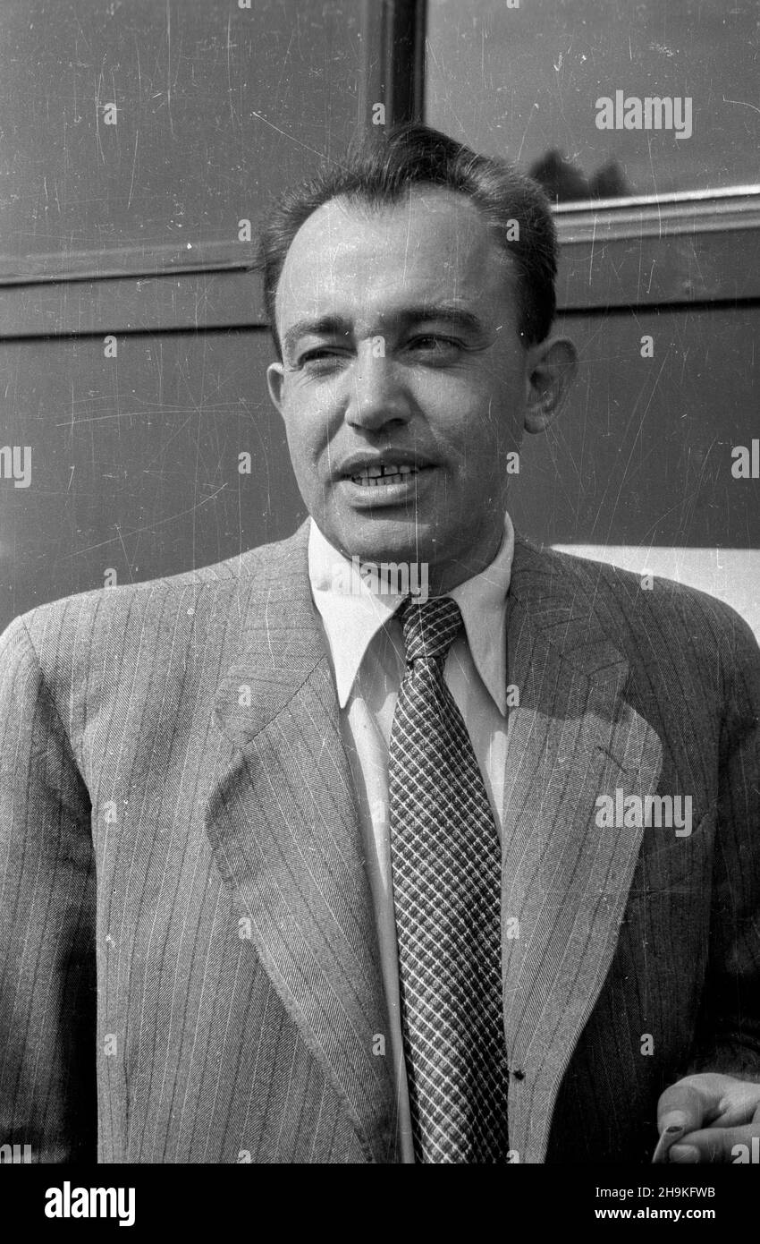 Wroc³aw 1948-08-24. Œwiatowy Kongres Intelektualistów w Obronie Pokoju (25-28 VIII). Przyjazd delegatów na dworzec Wroc³aw G³ówny. NZ. Dramaturg radziecki, cz³onek Akademii Nauk Ukraiñskiej Socjalistycznej Republiki Radzieckiej Aleksander Korniejczuk. ka PAP Breslau, 24. August 1948. Der Weltkongress der Intellektuellen zur Verteidigung des Friedens (Aug 25-28). Ankunft der Delegierten am Bahnhof von Breslau Glowny. Im Bild: Sowjetischer Dramatiker, Mitglied der Akademie der Wissenschaften der Sozialistischen Sowjetrepublik der Ukraine Alexander Korneytschuk. ka PAP Stockfoto