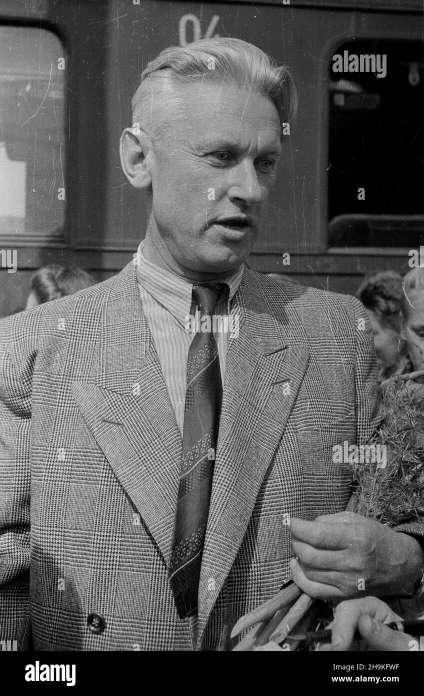 Wroc³aw 1948-08-24. Œwiatowy Kongres Intelektualistów w Obronie Pokoju (25-28 VIII). Przyjazd delegatów na dworzec Wroc³aw G³ówny. NZ. przewodnicz¹cy Zwi¹zku Pisarzy Radzieckich Aleksander Fadiejew. ka PAP Breslau, 24. August 1948. Der Weltkongress der Intellektuellen zur Verteidigung des Friedens (Aug 25-28). Ankunft der Delegierten am Bahnhof von Breslau Glowny. Im Bild: alexander Fadejew, vorsitzender der Sowjetunion der Schriftsteller. ka PAP Stockfoto