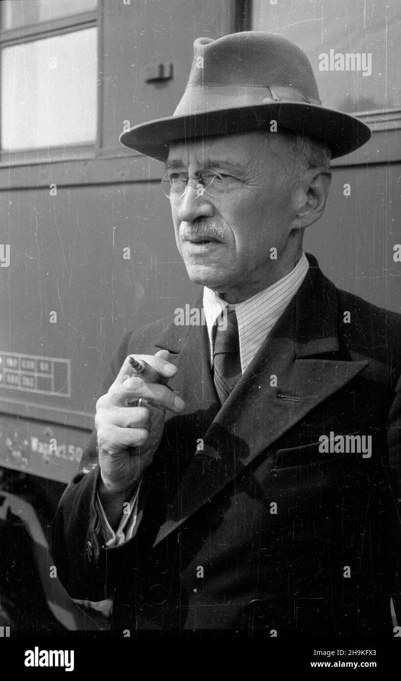 Wroc³aw 1948-08-24. Œwiatowy Kongres Intelektualistów w Obronie Pokoju (25-28 VIII). Przyjazd delegatów na dworzec Wroc³aw G³ówny. NZ. jêzykoznawca, cz³onek Akadademii Nauk ZSRR, Iwan Mieszczaninow. ka PAP Breslau, 24. August 1948. Der Weltkongress der Intellektuellen zur Verteidigung des Friedens (Aug 25-28). Ankunft der Delegierten am Bahnhof von Breslau Glowny. Im Bild: Linguist, Mitglied der Akademie der Wissenschaften der Union der Sozialistischen Sowjetrepubliken, Iwan Meschtschaninow. ka PAP Stockfoto