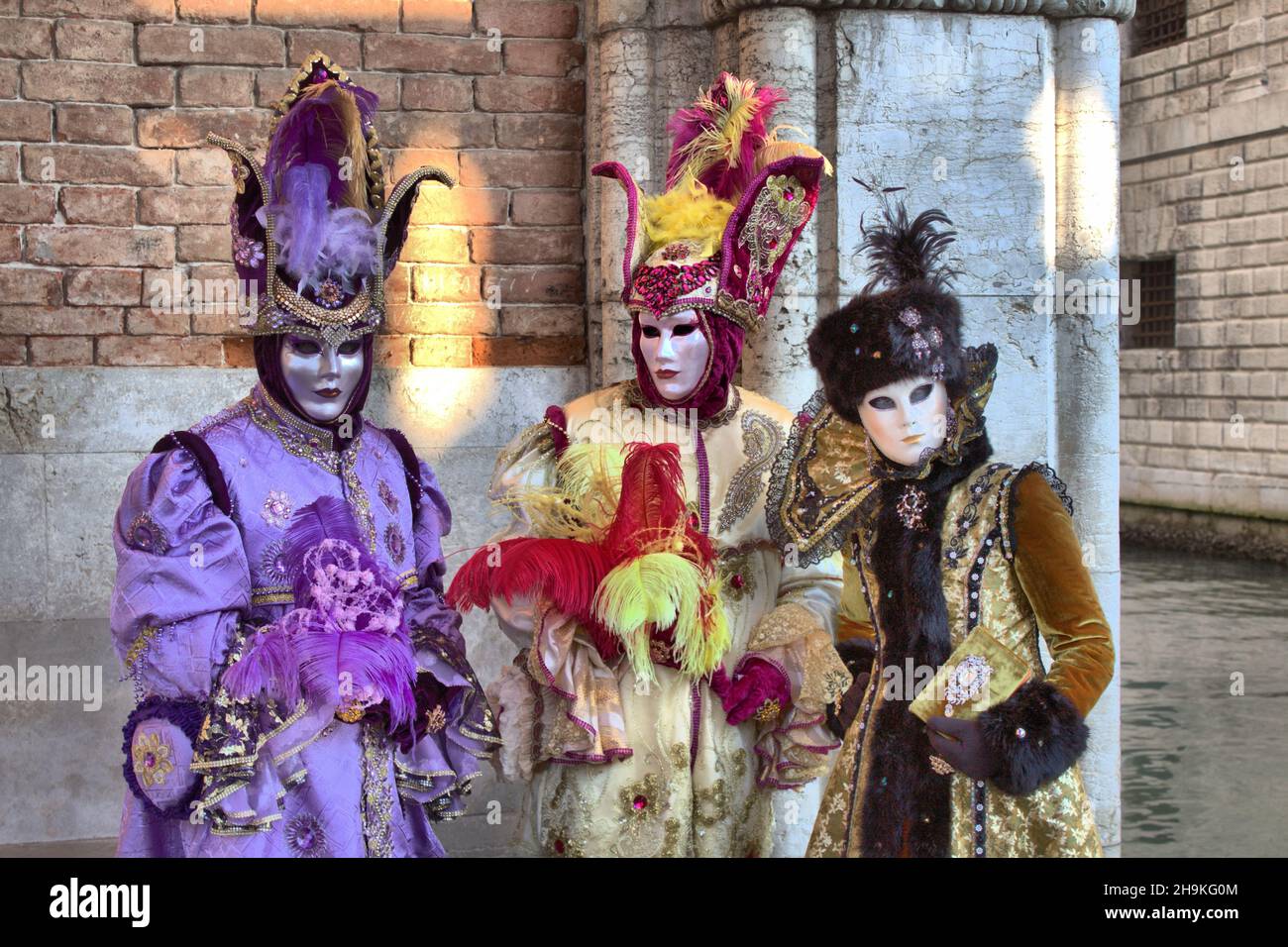Venedig, Italien - 10. Februar 2018: Drei Personen in venezianischem Kostüm nehmen am Karneval von Venedig, Italien, Teil Stockfoto