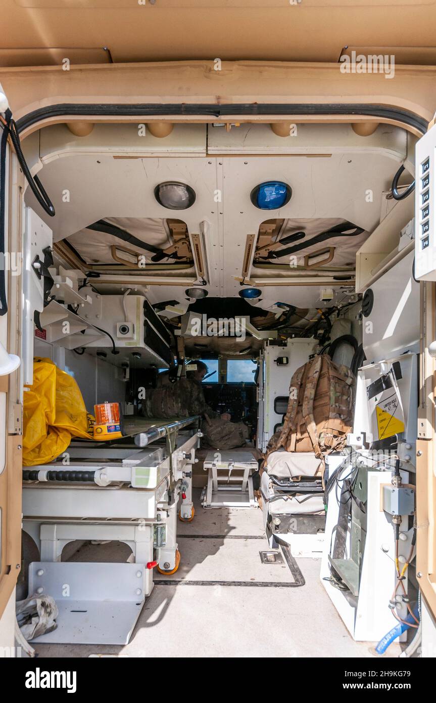 In einem Ridgback-PPV (Protected Patrol Vehicle), das bei einem Tag der Streitkräfte in Orsett, Essex, Großbritannien, ausgestellt wird. Gepanzertes Infanterie-Mobilitätsfahrzeug Stockfoto