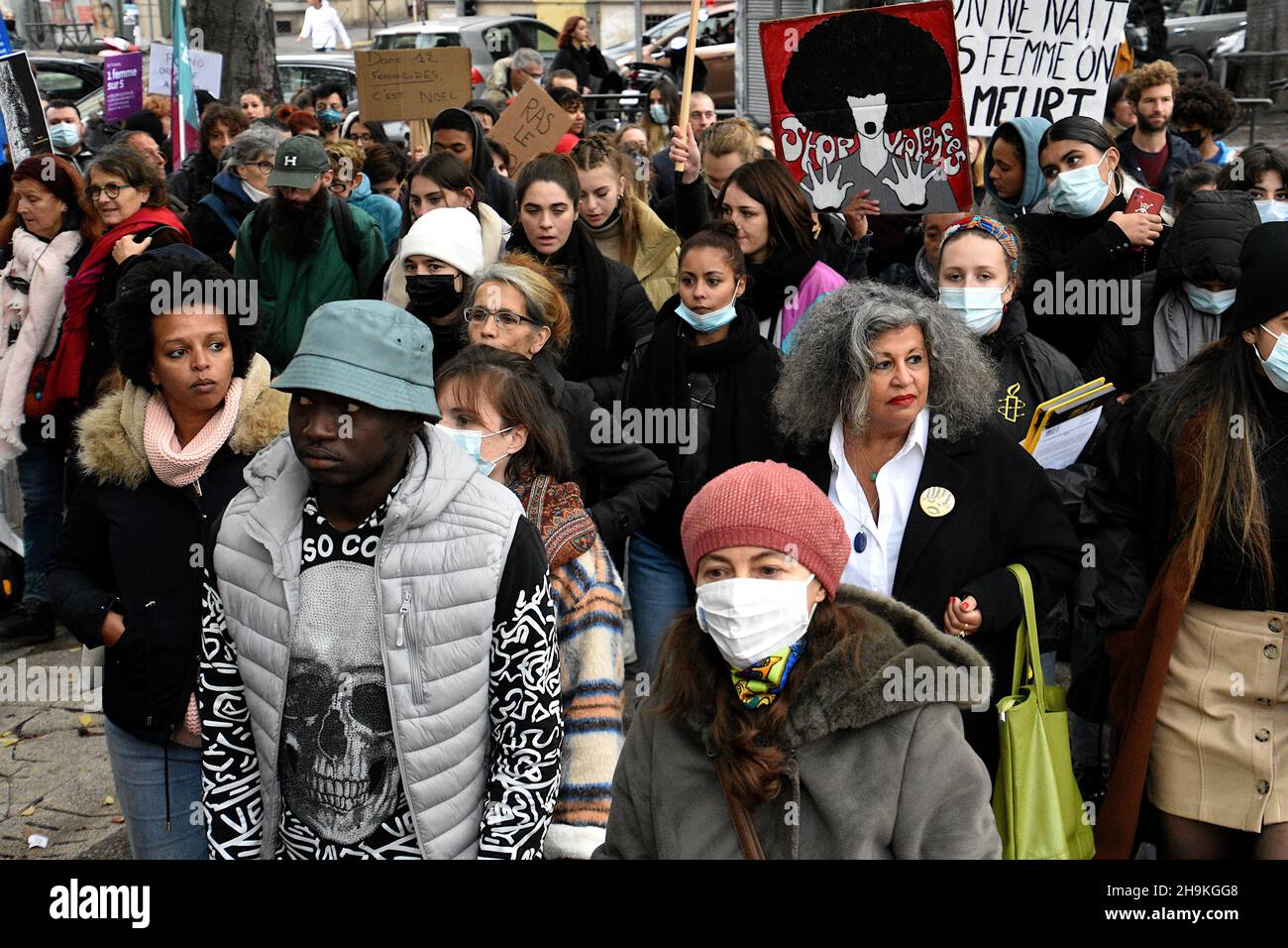 Marseille, Frankreich. 27th. November 2021. Demonstranten marschierten während der Demonstration auf die Straßen Frankreichs, um gegen Gewalt gegen Frauen zu protestieren. Kredit: SOPA Images Limited/Alamy Live Nachrichten Stockfoto