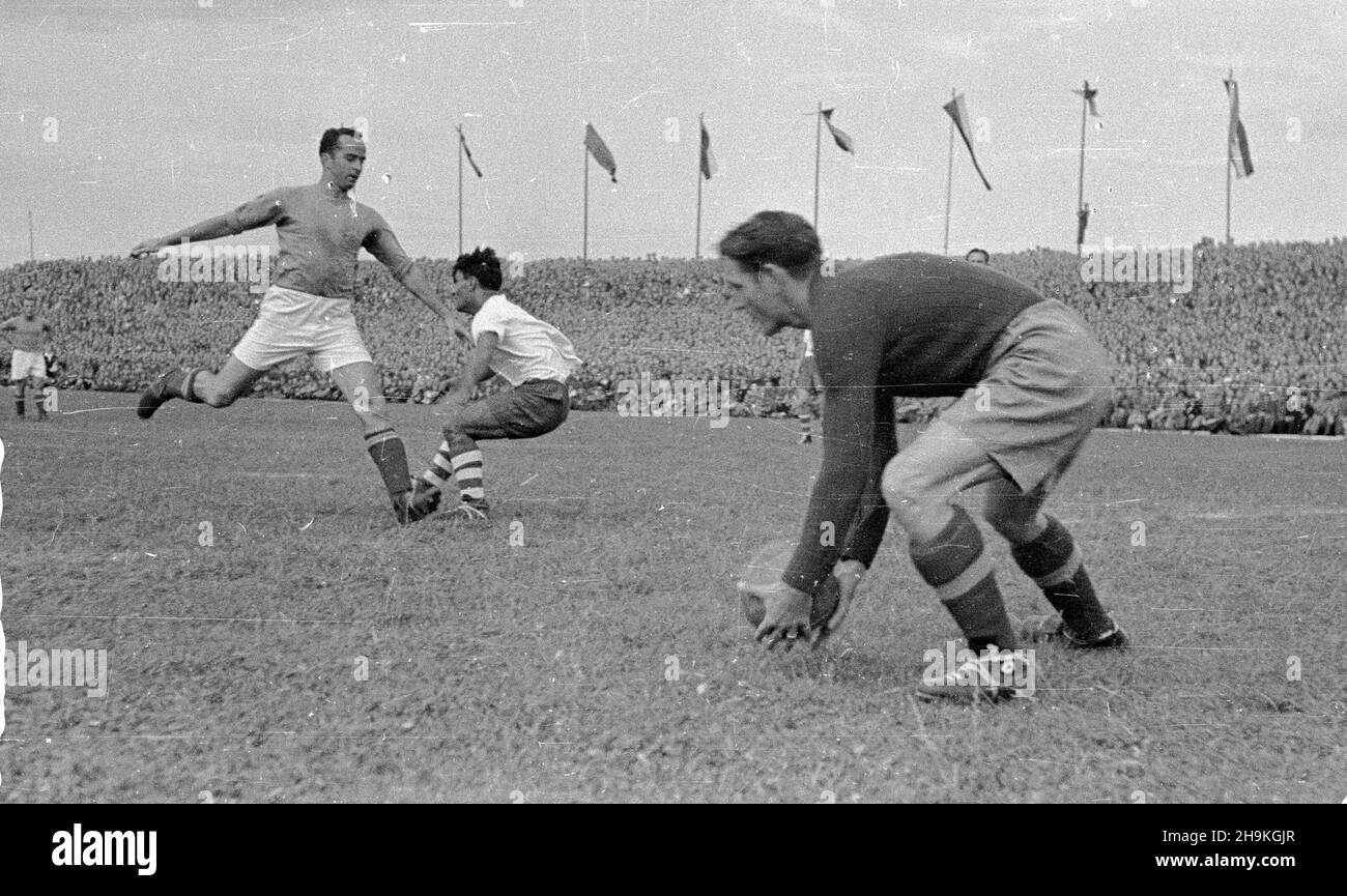 Warszawa, 1948-08-25. Mecz pi³ki no¿nej pomiêdzy reprezentacjami Polski i Jugos³awii (0:1) na stadionie Wojskowego Klubu Sportowego Legia. NZ. akcja w bolu bramkowym Jugos³awii. Pi³kê trzyma bramkarz Franjo Sostaric, w obronie Kosta Tomasevic (1L). ka PAP/Stanis³aw D¹browiecki Warschau, 25. August 1948. Das Fußballspiel zwischen polnischen und jugoslawischen Mannschaften (0:1) im Militärsportverein Legia. Im Bild: Der Angriff auf das Tor des jugoslawischen Teams. Der Ball wird von Torhüter Franjo Sostaric, Kosta Tomasevic (1st linke L) in der Verteidigung gehalten. ka PAP/Stanis³aw D¹browiecki Stockfoto