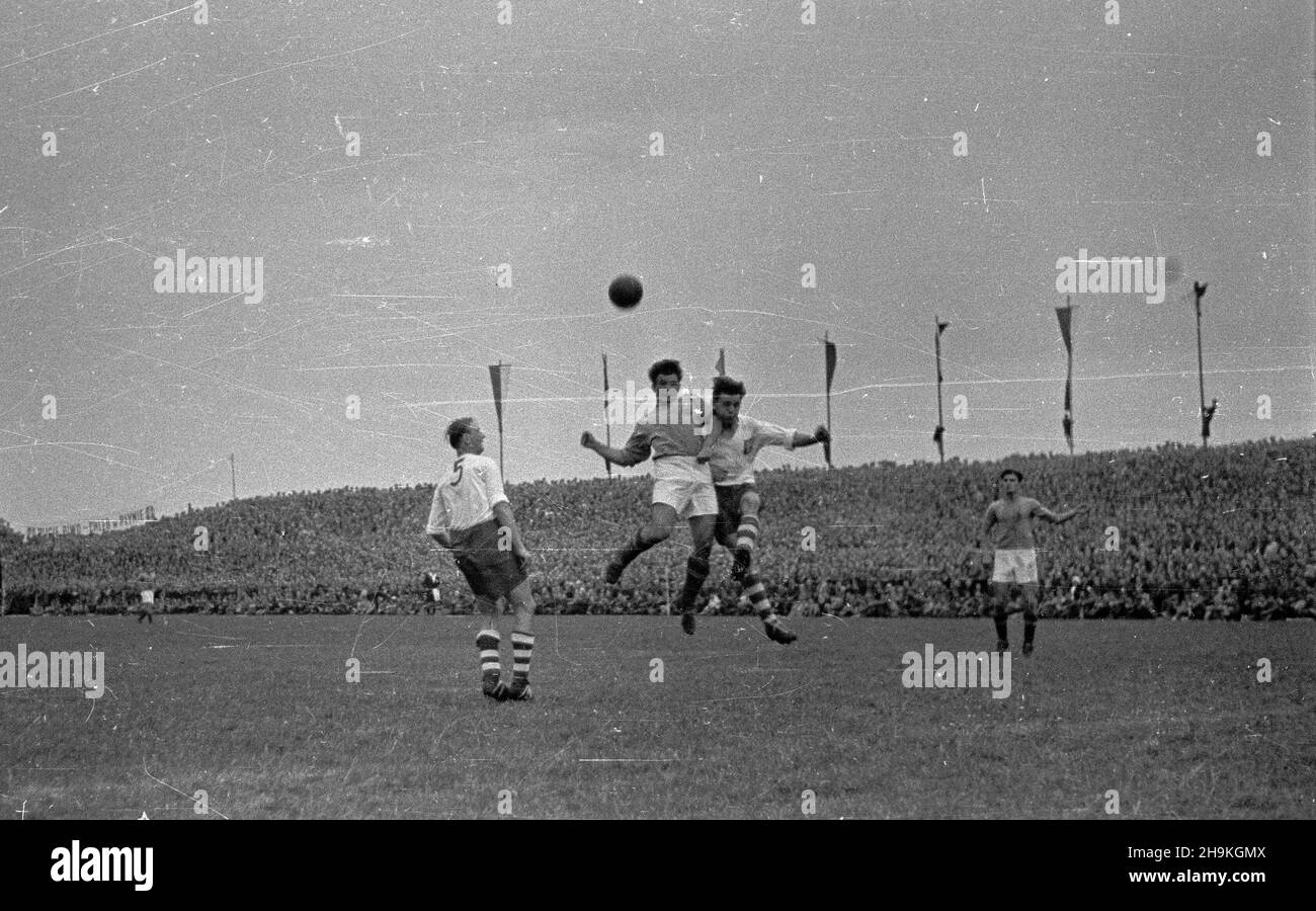 Warszawa, 1948-08-25. Mecz pi³ki no¿nej pomiêdzy reprezentacjami Polski i Jugos³awii (0:1) na stadionie Wojskowego Klubu Sportowego Legia. ka PAP/Stanis³aw D¹browiecki Warschau, 25. August 1948. Ein Fußballspiel zwischen Polen und Jugoslawien (1:0), das im Stadion des Militärsportvereins Legia gespielt wurde. ka PAP/Stanis³aw D¹browiecki Stockfoto
