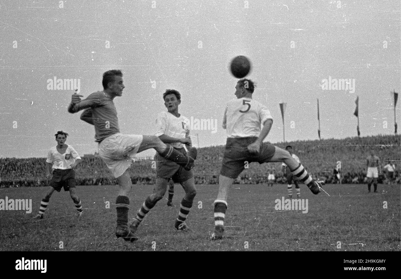 Warszawa, 1948-08-25. Mecz pi³ki no¿nej pomiêdzy reprezentacjami Polski i Jugos³awii (0:1) na stadionie Wojskowego Klubu Sportowego Legia. ka PAP/Stanis³aw D¹browiecki Warschau, 25. August 1948. Ein Fußballspiel zwischen Polen und Jugoslawien (1:0), das im Stadion des Militärsportvereins Legia gespielt wurde. ka PAP/Stanis³aw D¹browiecki Stockfoto