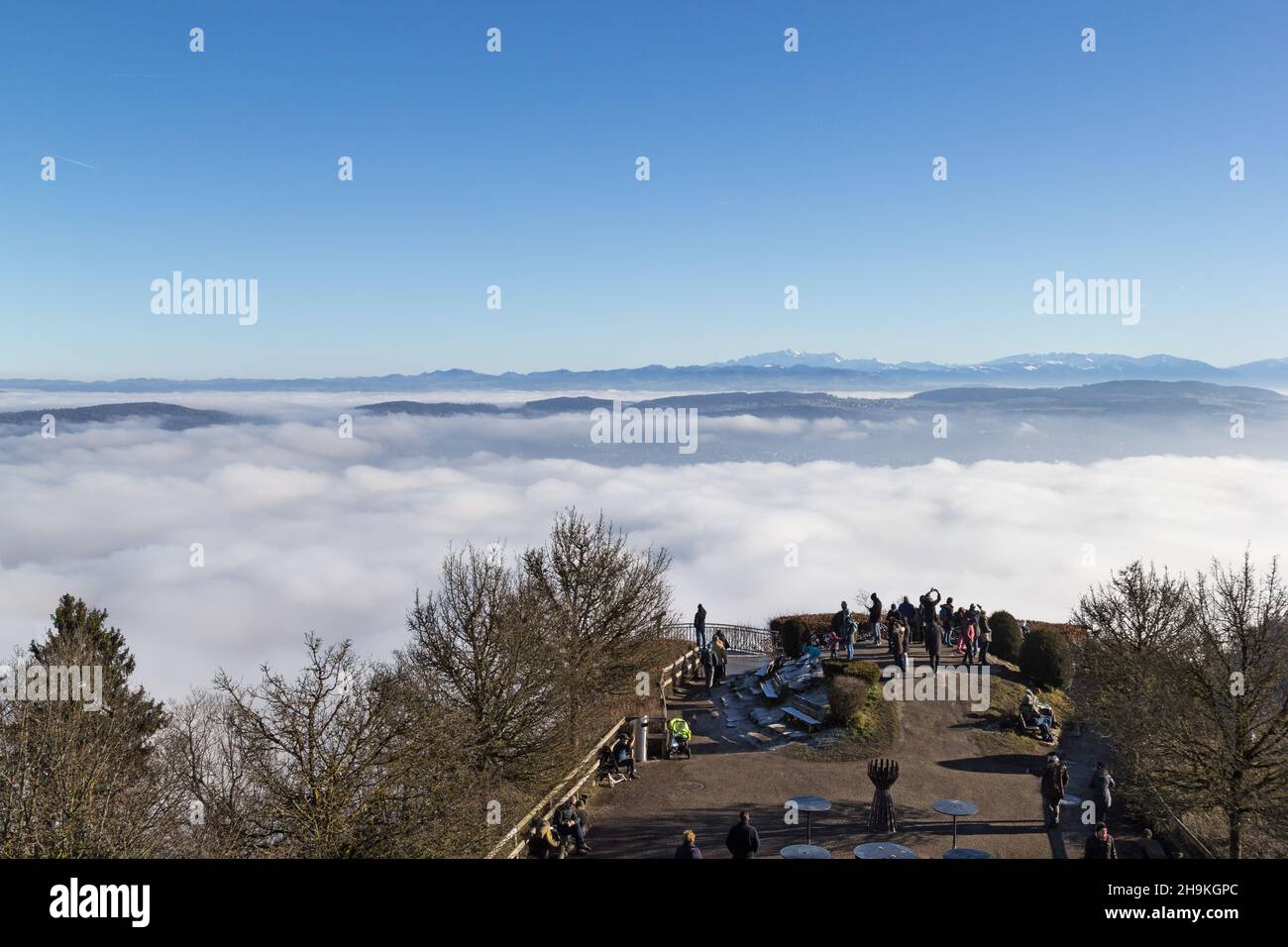 Zürich, Schweiz - Juni 01. 2020: Auf dem Uetliberg in Zürich genießen die Menschen über dem Morgennebel Sonnenschein Stockfoto