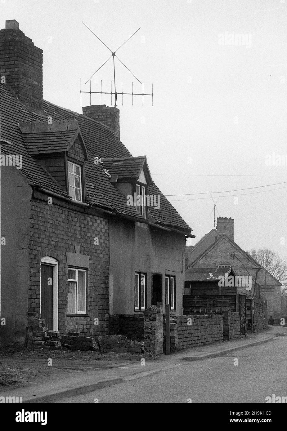 Alte X-TV-Antenne auf Häusern Madeley, Telford, Shropshire im Jahr 1968 Stockfoto