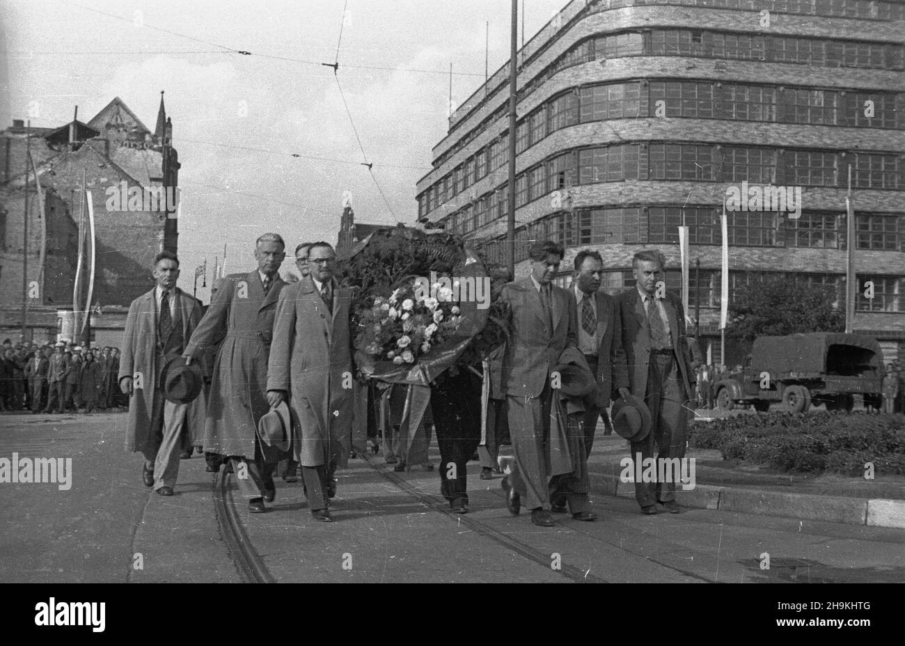 Wroc³aw, 1948-08-26. Œwiatowy Kongres Intelektualistów w Obronie Pokoju (25-28 VIII). Delegacja radziecka sk³ada wieniec przy pomniku Bojowników o Wolnoœæ i Demokracjê na placu Koœciuszki. NZ. od lewej re¿yser filmowy Wsiewo³od Pudowkin, pisarz Aleksander Fadiejew, Biochemie Aleksander Pa³³adin, pisarz Leonid Leonow, Dramaturg Aleksander Korniejczuk i pisarz Ilja Erenburg. PAP-Ka Breslau, 26. August 1948. Weltkongress der Intellektuellen zur Verteidigung des Friedens (25-28. Aug.). Eine sowjetische Delegation legt einen Kranz am Denkmal für die Kämpfer für Freiheit und Demokratie auf dem Kosciuszki-Platz nieder. Bild Stockfoto