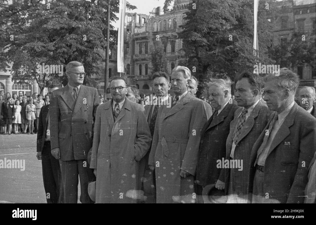 Wroc³aw, 1948-08-26. Œwiatowy Kongres Intelektualistów w Obronie Pokoju (25-28 VIII). Delegacja radziecka sk³ada wieniec przy pomniku Bojowników o Wolnoœæ i Demokracjê na placu Koœciuszki. NZ. od lewej: Pisarz Antanas Venclova, Biochemie Aleksander Pa³³adin, re¿yser Wsiewo³od Pudowkin (w g³êbi), Literat Aleksander Fadiejew, historyk Eugeniusz Tarle, Dramaturg Aleksander Korniejczuk, pisarz Ilja Erenburg, Iwan Mieszczaninow (w g³êbi). PAP-Ka Warschau, 26. August. Der Weltkongress der Intellektuellen zur Verteidigung des Friedens (Aug 25-28). Die sowjetische Delegation legt den Kranz an das Denkmal für FI Stockfoto