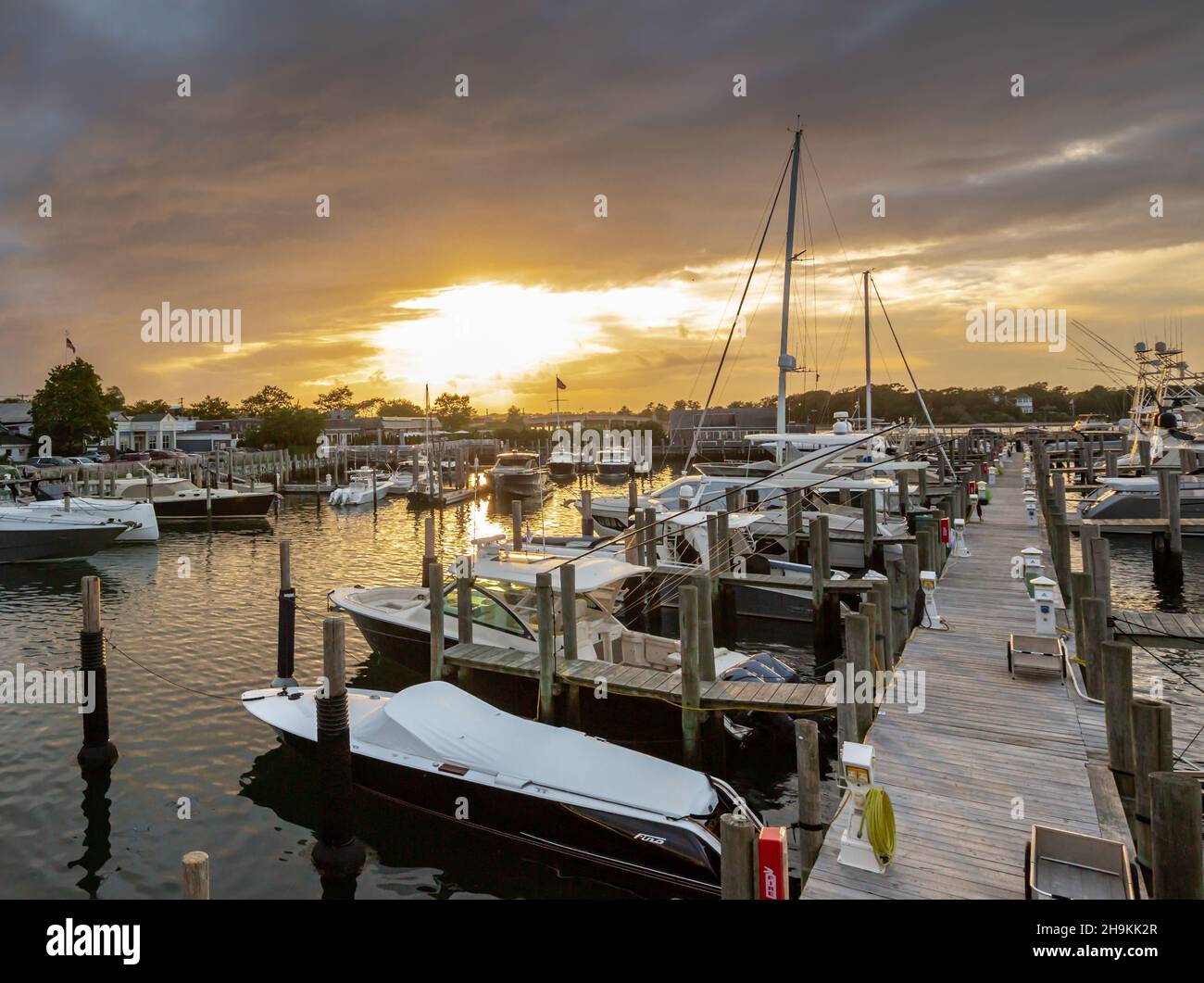 Sonnenuntergang über der Wasserfront Marina in Sag Harbor, NY Stockfoto