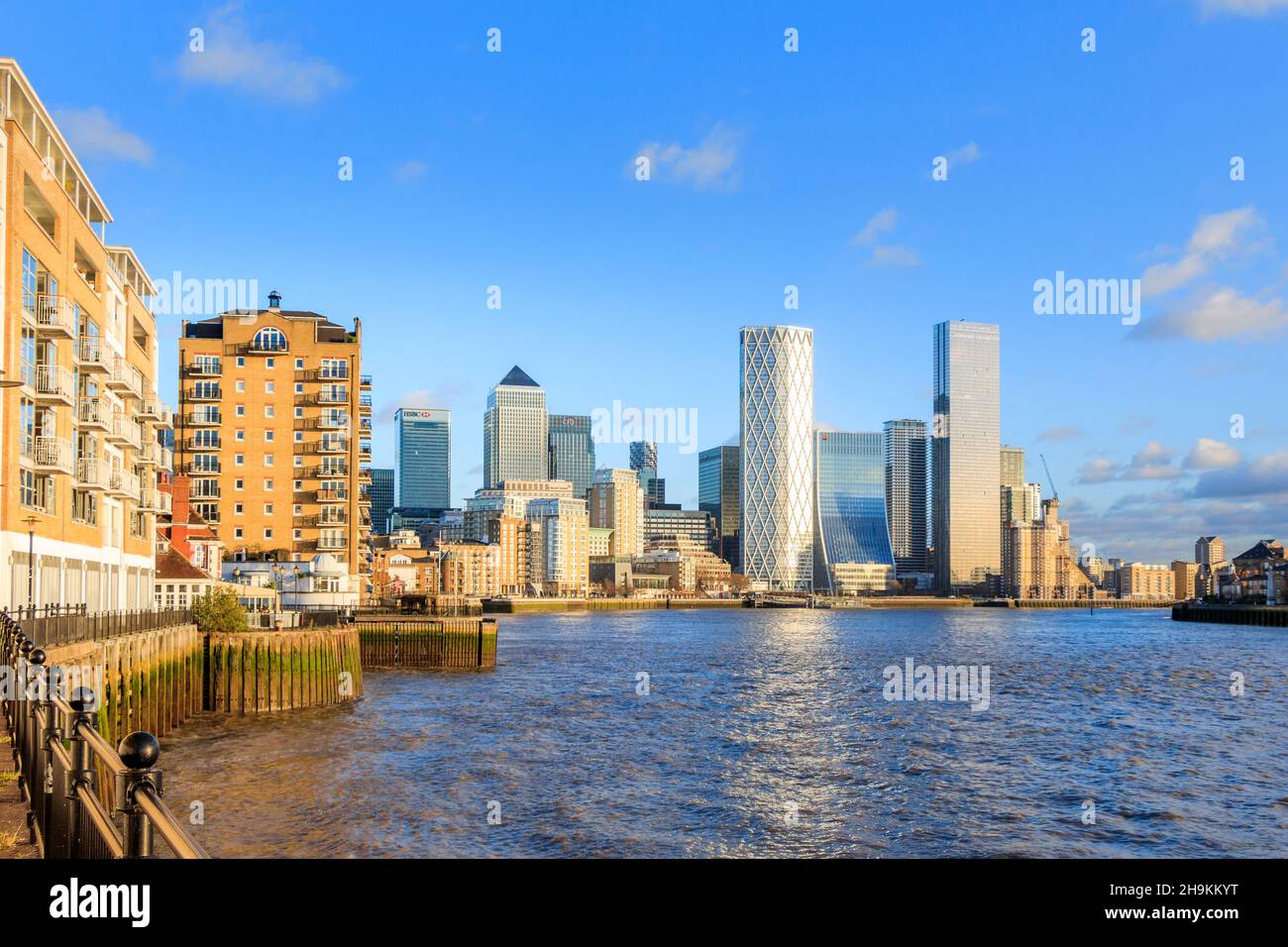 Blick auf die Themse, die Abendsonne, die Canary Wharf und das Finanzviertel beleuchtet, vom Thames Path in Limehouse, London, Großbritannien Stockfoto