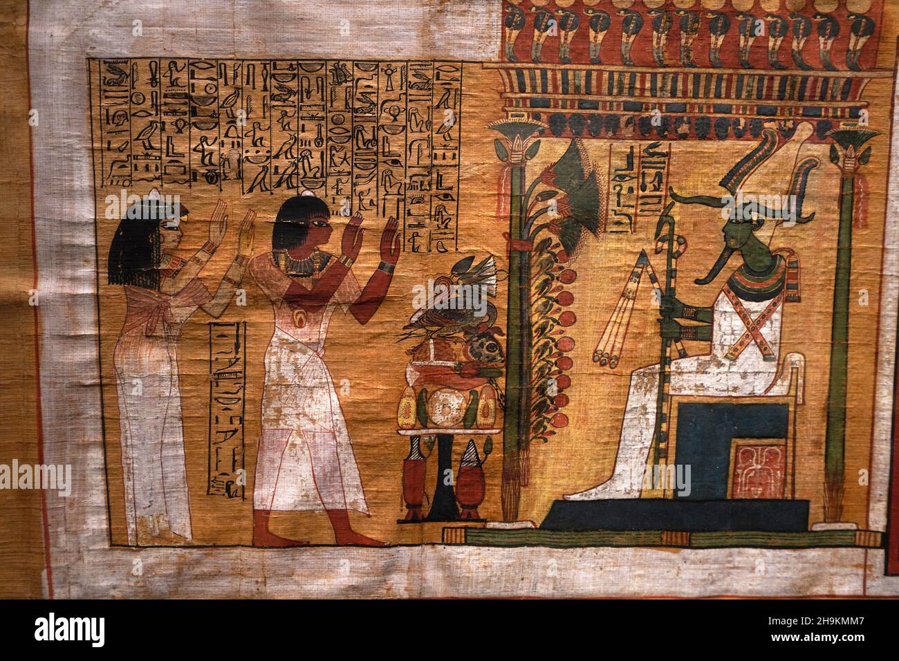 TURIN, ITALIEN - 19. AUGUST 2021: Papyrus mit Ossiris im Ägyptischen Museum von Turin, Italien Stockfoto