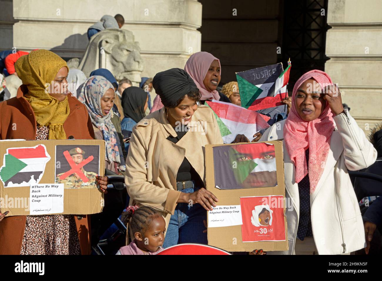Sudanesische Frauen protestieren gegen Maßnahmen im Sudan. Stockfoto