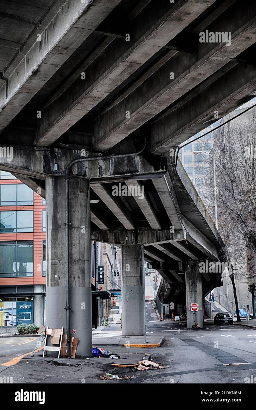 SEATTLE, USA - 6. JANUAR 2019: Eine Ausfahrt vom Alaskan Way Viadukt über die Columbia Street in Seattle zeigt eine desolate Straßenszene unter der Struu Stockfoto