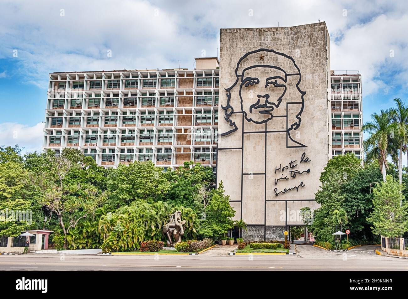 HAVANNA, KUBA - 24. DEZEMBER 2019: Eine Darstellung von Che Guevara verankert ein Bürogebäude neben der Plaza de la Revolucion in Havanna, Kuba. Stockfoto