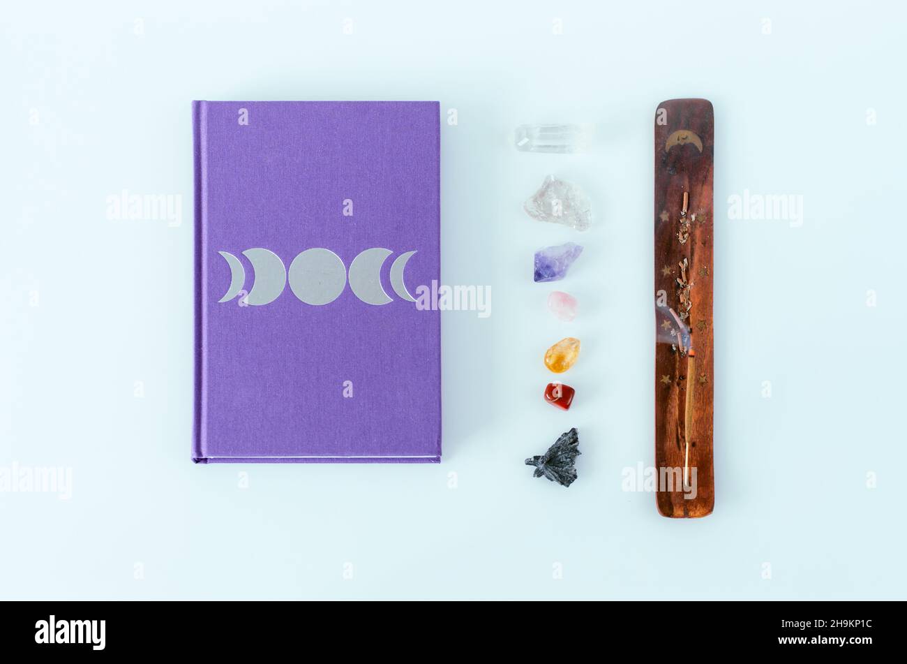 Flaches Lay von Mondjournal Chakra heilenden Kristallen und brennendem Weihrauch auf weißem Hintergrund Stockfoto