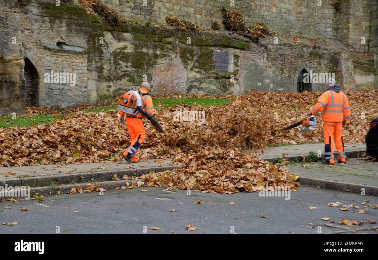 Ratsarbeiter, die Blätter räumen, in der Nähe von Nottingham Castle Stockfoto
