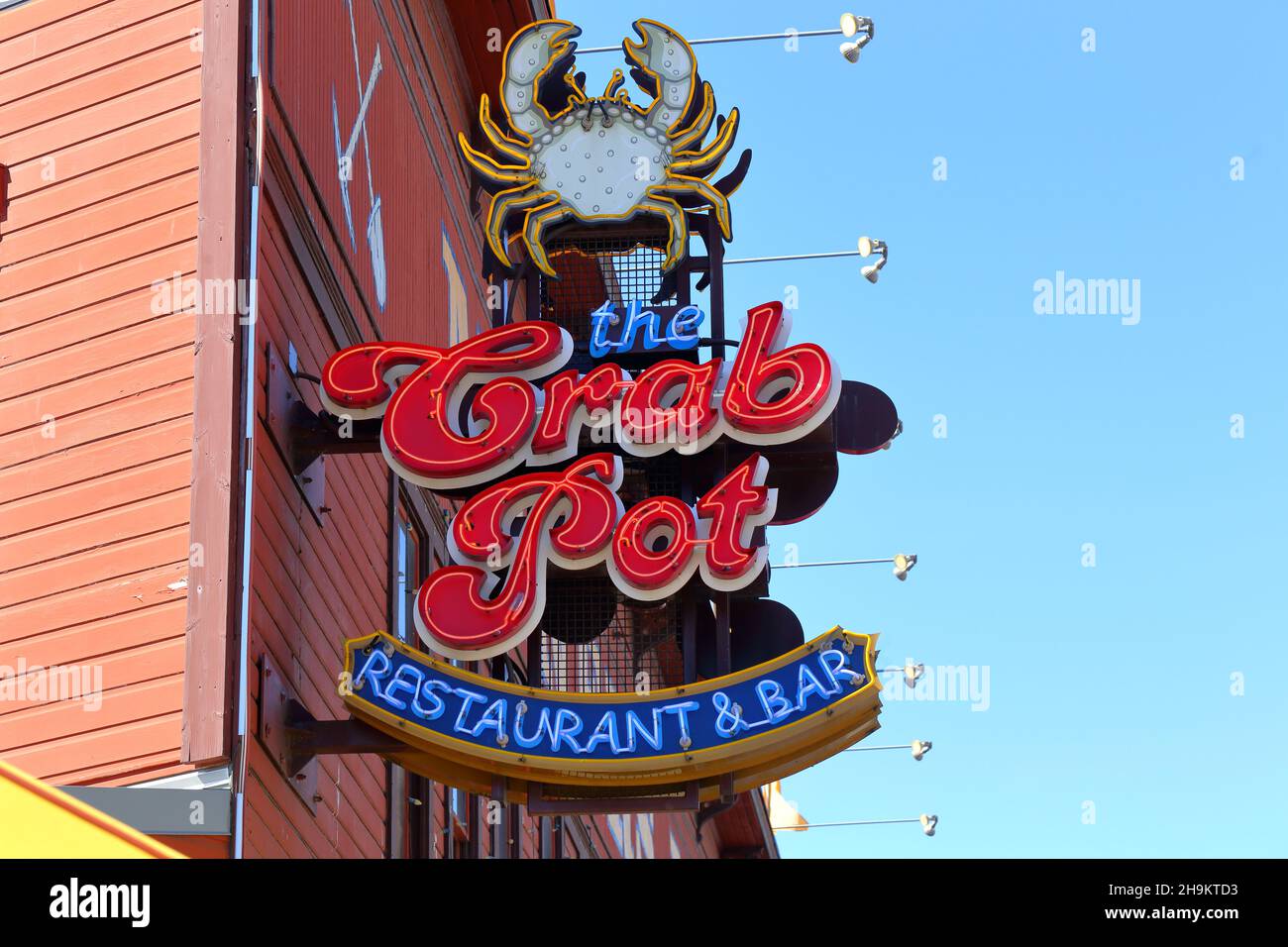 The Crab Pot, 1301 Alaskan Way, Seattle, Washington. Neonschild für ein Fischrestaurant am Pier 57. Stockfoto