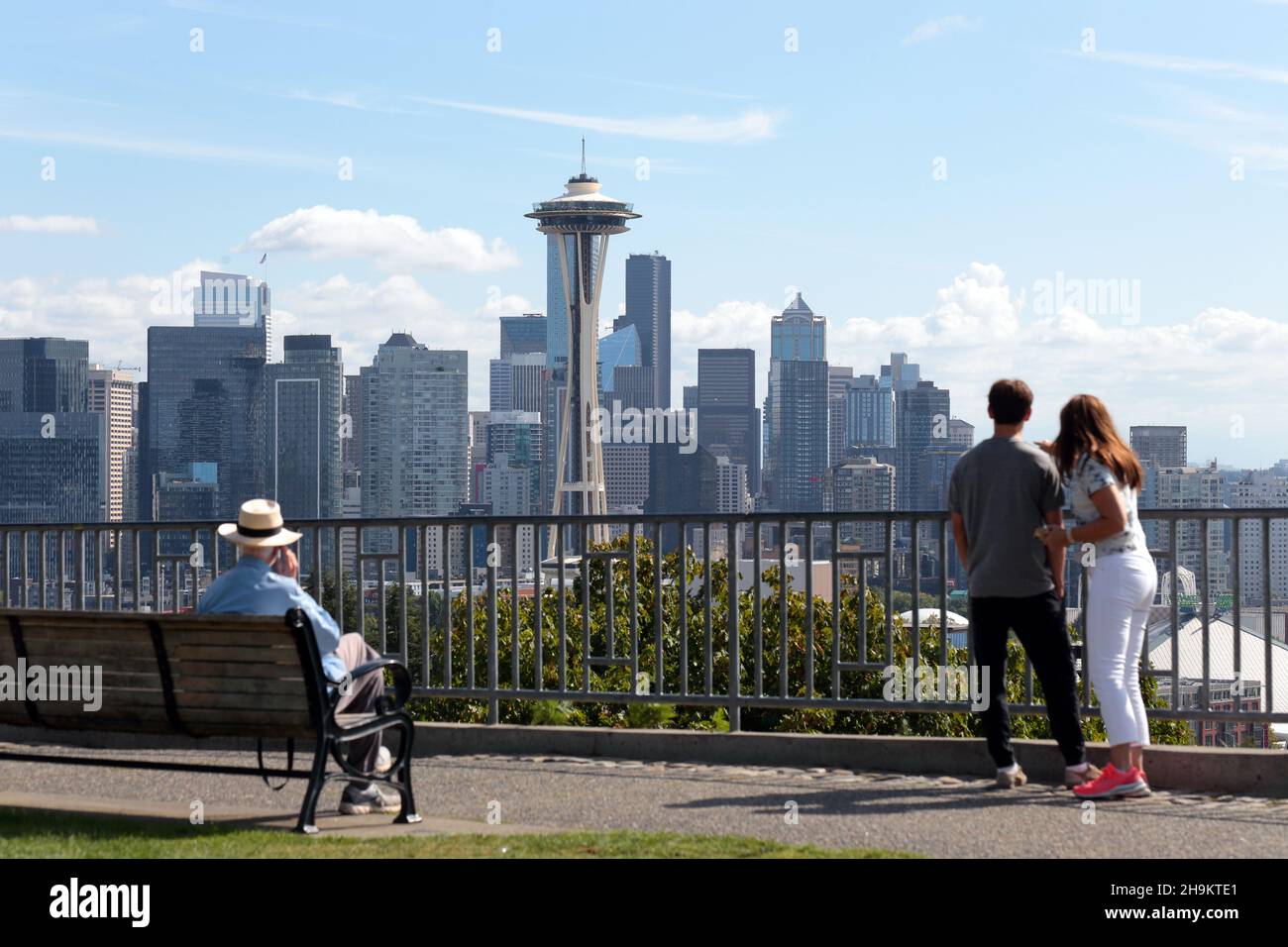 Die Menschen genießen die Aussicht auf die Space Needle und die Skyline von Seattle vom Kerry Park im Viertel Queen Anne in Seattle, Washington. Stockfoto