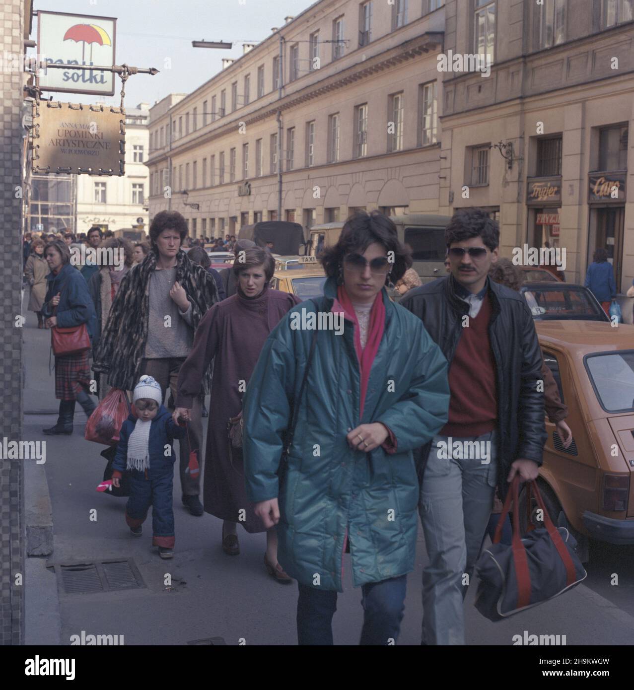 Warszawa 04,1986. Œródmieœcie, Fragment ulicy Rutkowskiego. NZ. widok w stronê ulicy Nowy Œwiat na nieparzyst¹ stonê ulicy. mw PAP/Jan Morek Dok³adny dzieñ wydarzenia nieustalony. Warschau April 1986. Warschau Zentrum, ein Fragment der Rutkowskiego Straße. Im Bild: Der Blick auf die Nowy Swiat (New World) Street auf der ungeraden Zahlenseite. mw PAP/Jan Morek Veranstaltungsdatum unbekannt. Stockfoto