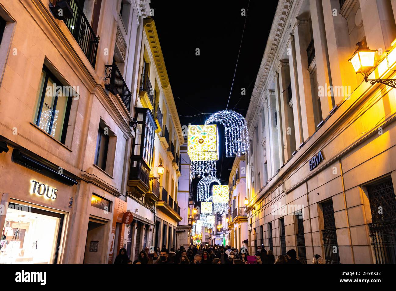 Sevilla, Spanien - 03,2021. Dezember: Nicht identifizierte Personen, die zur weihnachtszeit durch die Kathedrale der Heiligen Maria vom See laufen. Personen, die einen Profi tragen Stockfoto