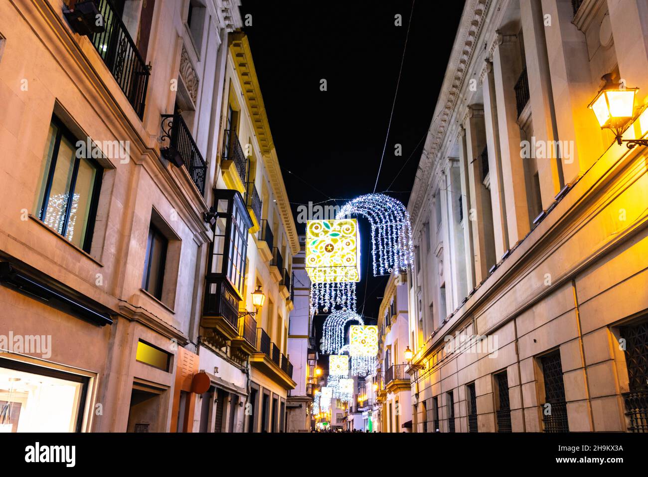 Weihnachtsdekoration in Sierpes Straße, Sevilla, Andalusien, Spanien Stockfoto