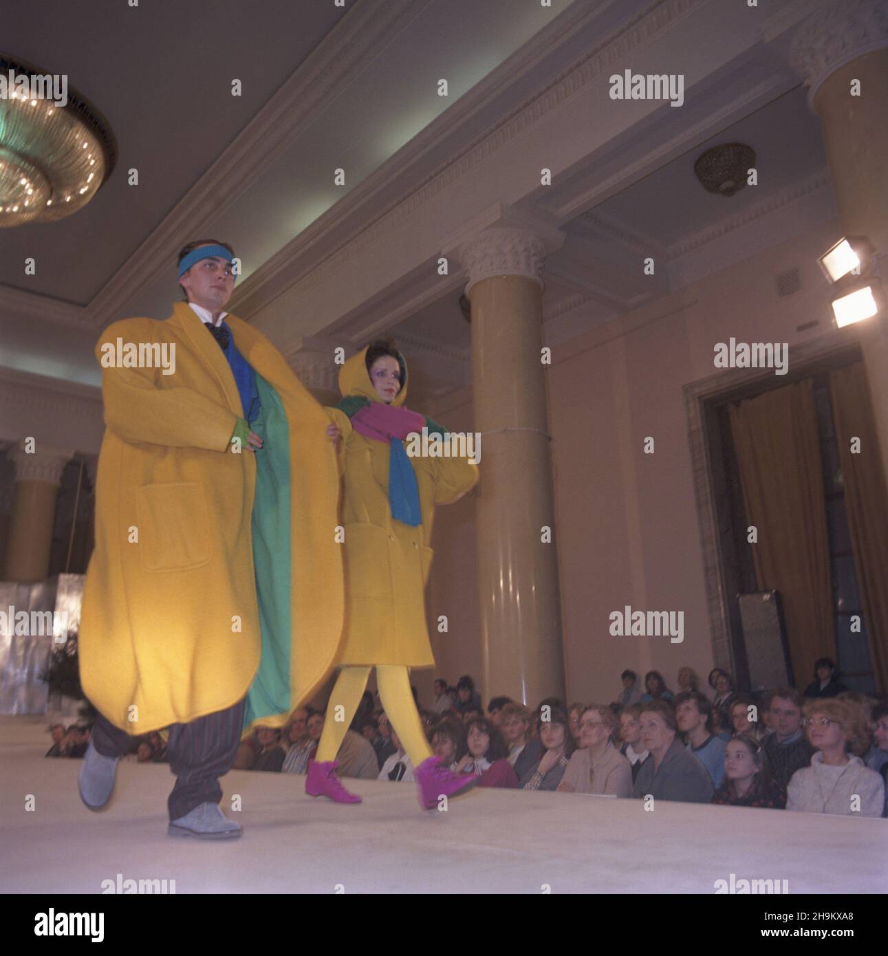 Warszawa 04,1986. Pa³ac Kultury i Nauki. Pokaz kolekcji ubrañ Mody Polskiej. NZ. Modelka Ma³gorzata Niemen (P). msa PAP/Grzegorz Rogiñski Dok³adny dzieñ wydarzenia nieustalony. Warschau April 1986. Der Palast der Kultur und Wissenschaft. Moda Polska (Polnische Mode) Kollektion zeigen. Im Bild: Modell Malgorzata Niemen (rechts). msa PAP/Grzegorz Roginski Veranstaltungsdatum unbekannt. Stockfoto