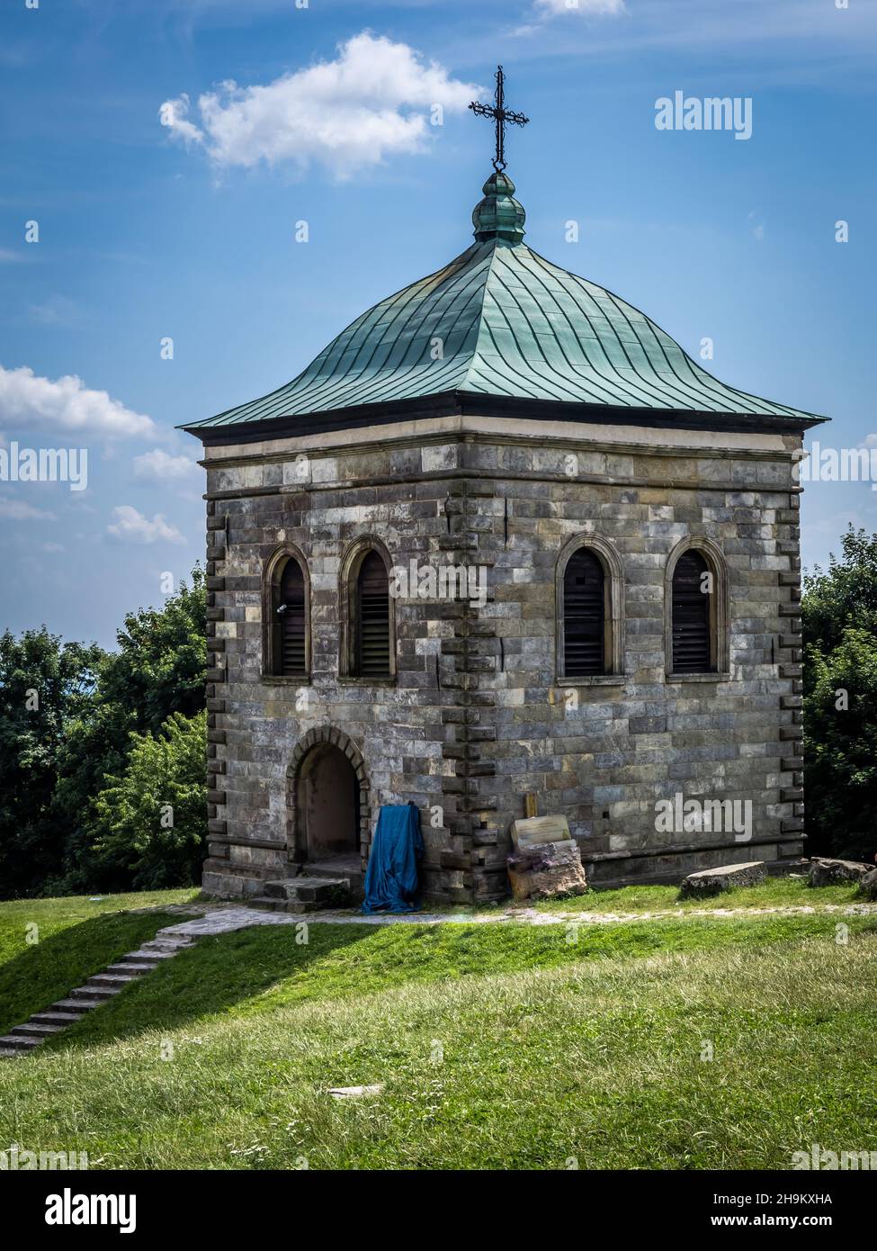 Swiety Krzyz, Polen - 29. Juli 2021: Steinglockenturm im Heiligen Kreuz im Swietokrzyskie-Gebirge. Stockfoto