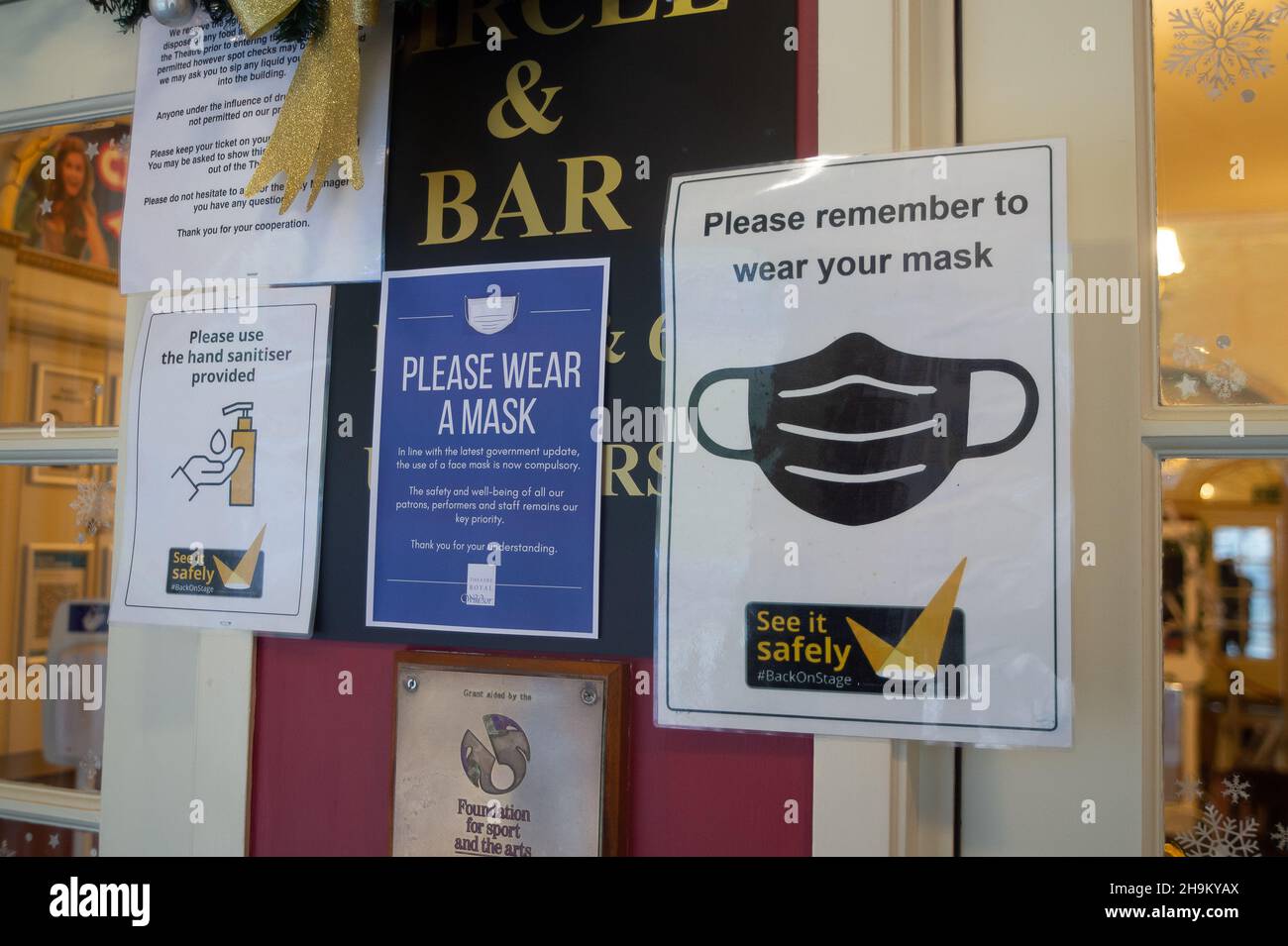 Windsor, Großbritannien. 7th. Dezember 2021. Bitte denken Sie daran, Ihre Maskenschilder im Theatre Royal in Windsor zu tragen. Quelle: Maureen McLean/Alamy Stockfoto