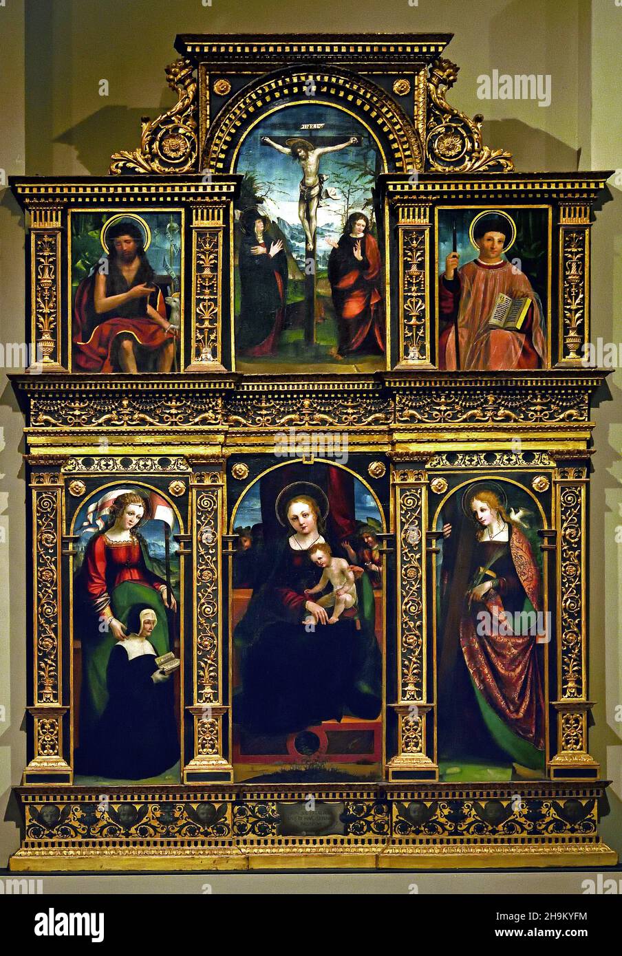 Pietro Grammorseo (1521-31) und Gandolfo da Roreto ( 1493-1518) - Polyptychon mit der Madonna und dem Kind, der Kreuzigung und Heiligen mit Spender,1525 Italien Italienisch. Stockfoto