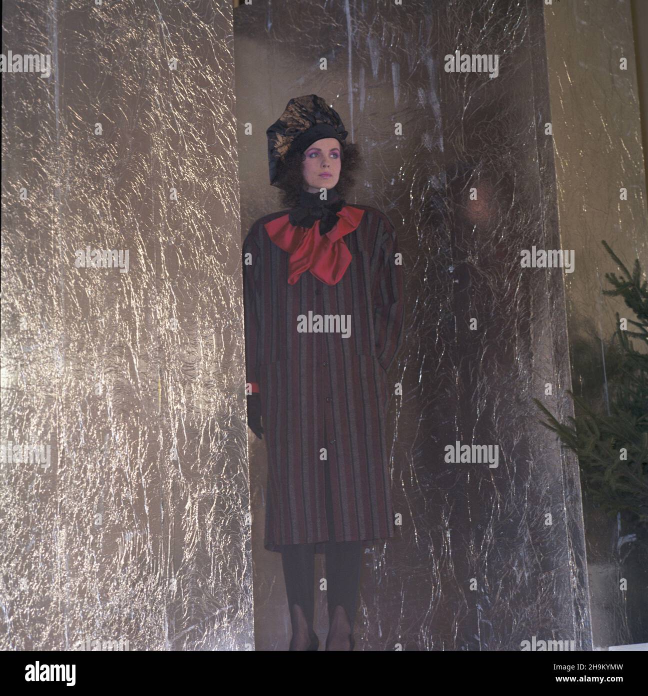 Warszawa 04,1986. Pa³ac Kultury i Nauki. Pokaz kolekcji ubrañ Mody Polskiej. NZ. Modelka Ma³gorzata Niemen. msa PAP/Grzegorz Rogiñski Dok³adny dzieñ wydarzenia nieustalony. Warschau April 1986. Der Palast der Kultur und Wissenschaft. Moda Polska (Polnische Mode) Kollektion zeigen. Im Bild: Modell Malgorzata Niemen. msa PAP/Grzegorz Roginski Termin unbekannt. Stockfoto