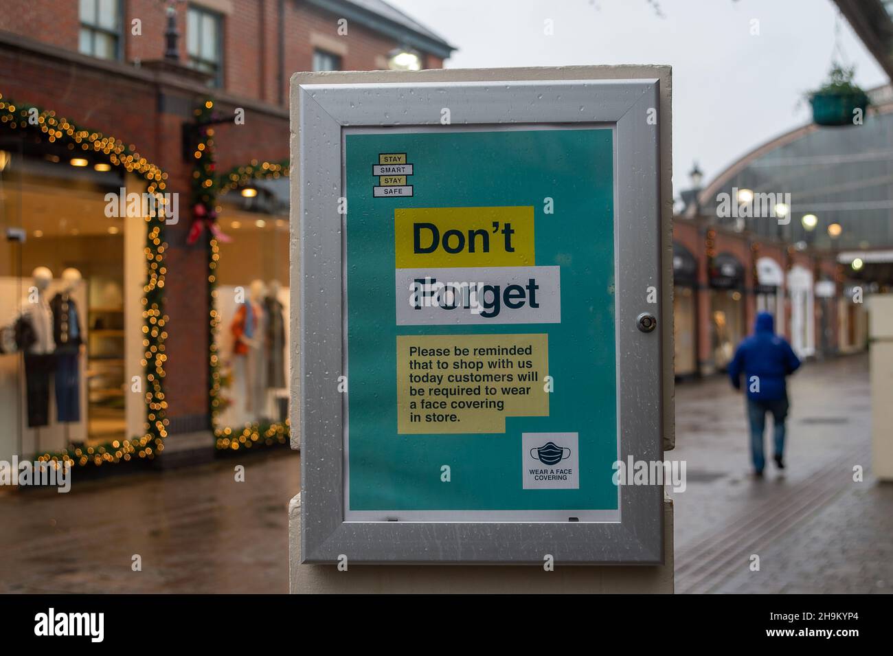 Windsor, Großbritannien. 7th. Dezember 2021. A Covid-19 Vergessen Sie nicht, Ihre Gesichtsbezüge in den Geschäften im Windsor Royal Station Shopping Centre zu tragen. Quelle: Maureen McLean/Alamy Stockfoto