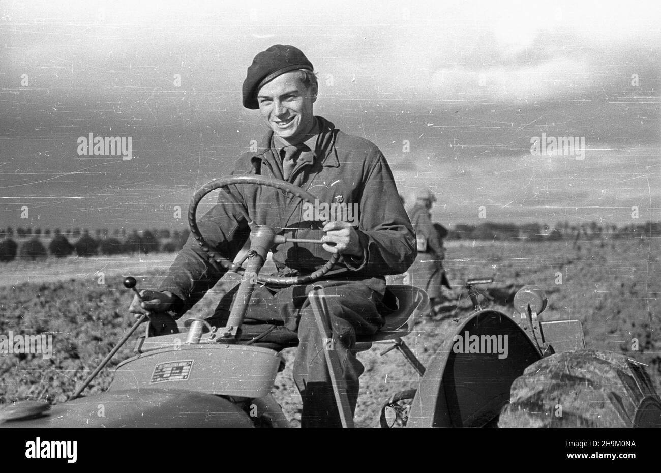 Warszyn, 1948-09. Brygada Traktorowa Zwi¹zku M³odzie¿y Polskiej pomaga w pracach polowych w maj¹tku Pañstwowych Nieruchomoœci Ziemskich (PNZ) w Warszynie. NZ. Traktorzysta na czeskim traktorze Zetor 25. msa PAP Dok³adny dzieñ wydarzenia nieustalony. Warszyn, September 1948. Die polnische Jugend-Traktorenbrigade hilft bei der Feldarbeit auf dem Landgut (PNZ) in Warszyn. Im Bild: Ein Traktorfahrer auf dem tschechischen Zetor 25 Traktor. msa PAP Stockfoto