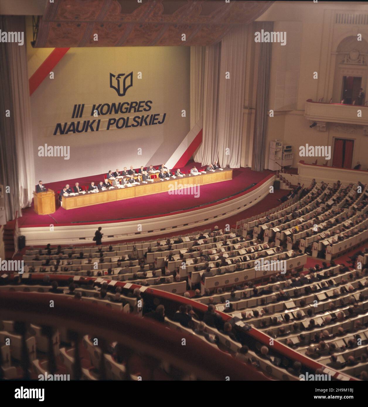 Warszawa 03,1986. III Kongres Nauki Polskiej obradowa³ (5-7 März) w Sali Kongressowej Pa³acu Kultury i Nauki (PKiN). Nz. Sala Kongresowa, widok z balkonu na salê obrad i prezydium. mw PAP/Tadeusz ZagoŸdziñski Dok³adny dzieñ wydarzenia nieustalony. Warszawa 1986. März der dritte polnische Wissenschaftskongress (5.-7. März) im Kongresssaal des Kultur- und Wissenschaftspalastes (PKiN). Im Bild: Die Kongresshalle, der Debattiersaal und der Präsidiumstisch vom Balkon aus gesehen. mw PAP/Tadeusz Zagozdzinski genaues Datum unbekannt Stockfoto