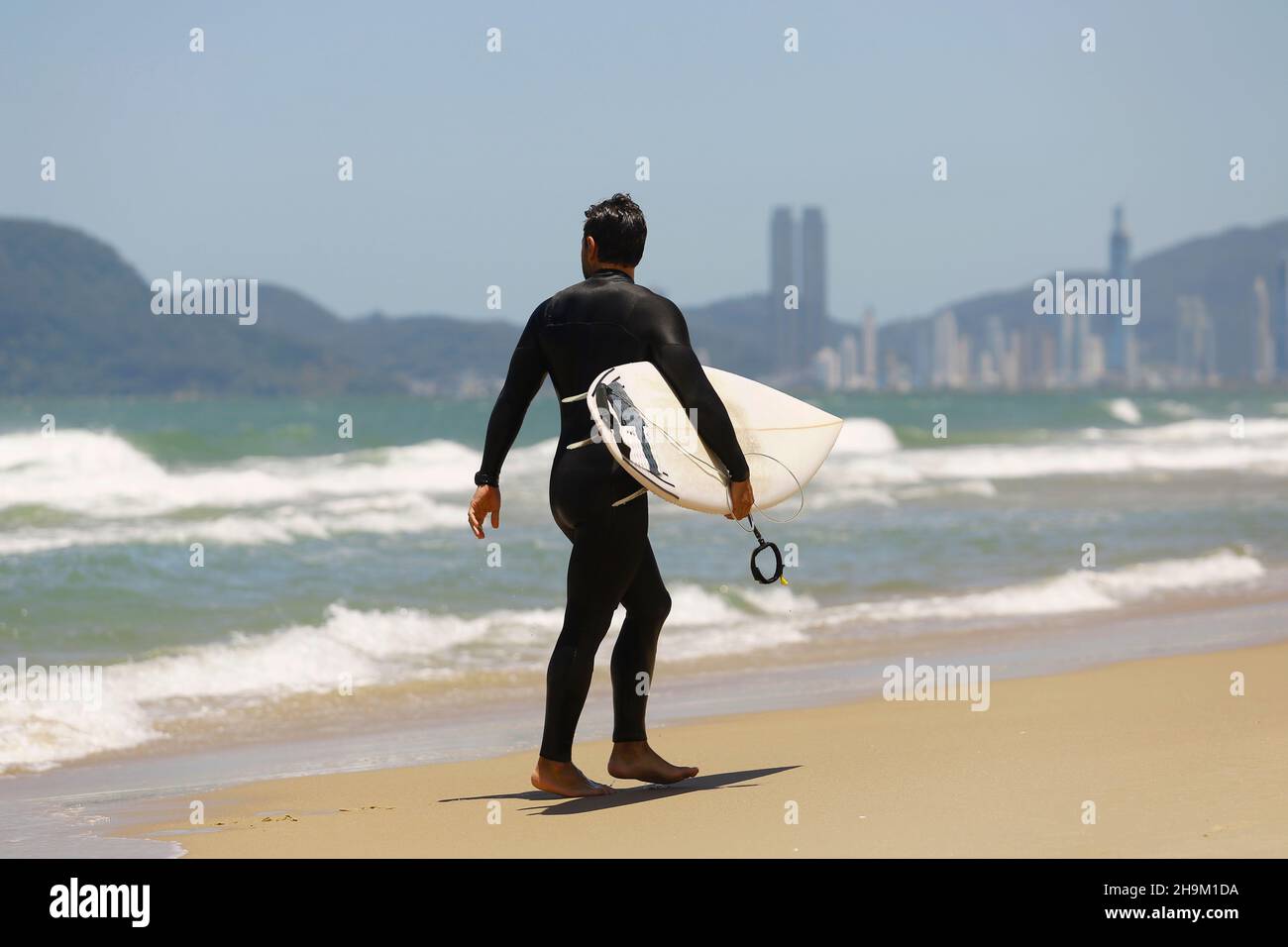 Surfer am Strand. Surfen Action Wasser Bord Sport. Männer fangen Wellen im Meer, isoliert auf Sand zu Fuß. Junge Menschen leben Sportunterricht Stockfoto