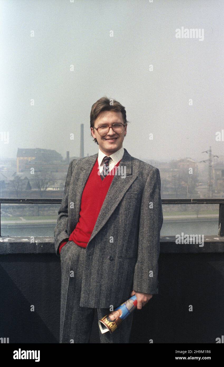 Kraków 03,1986. Mêskie ubranie uszyte w Zak³adach Przemys³u Odzie¿owego (ZPO) Weichsel przy ulicy Nadwiœlañskiej. NZ. Prezentacja garnituru z tweedu w jode³kê. mw PAP/Jerzy Ochoñski Dok³adny dzieñ wydarzenia nieustalony. Krakau März 1986. Herren-Outfit von der in krakau ansässigen Vistula Clothing Plant in der Nadwislanska Street. Im Bild: Ein Tweed Fischgrätenanzug. mw PAP/Jerzy Ochonski Termin unbekannt. Stockfoto Kraków 03,1986. Mêskie ubranie uszyte w Zak³adach Przemys³u Odzie¿owego (ZPO) Weichsel przy ulicy Nadwiœlañskiej. NZ. Prezentacja garnituru z tweedu w jode³kê. mw PAP/Jerzy Ochoñski Dok³adny dzieñ wydarzenia nieustalony. Krakau März 1986. Herren-Outfit von der in krakau ansässigen Vistula Clothing Plant in der Nadwislanska Street. Im Bild: Ein Tweed Fischgrätenanzug. mw PAP/Jerzy Ochonski Termin unbekannt. Stockfoto