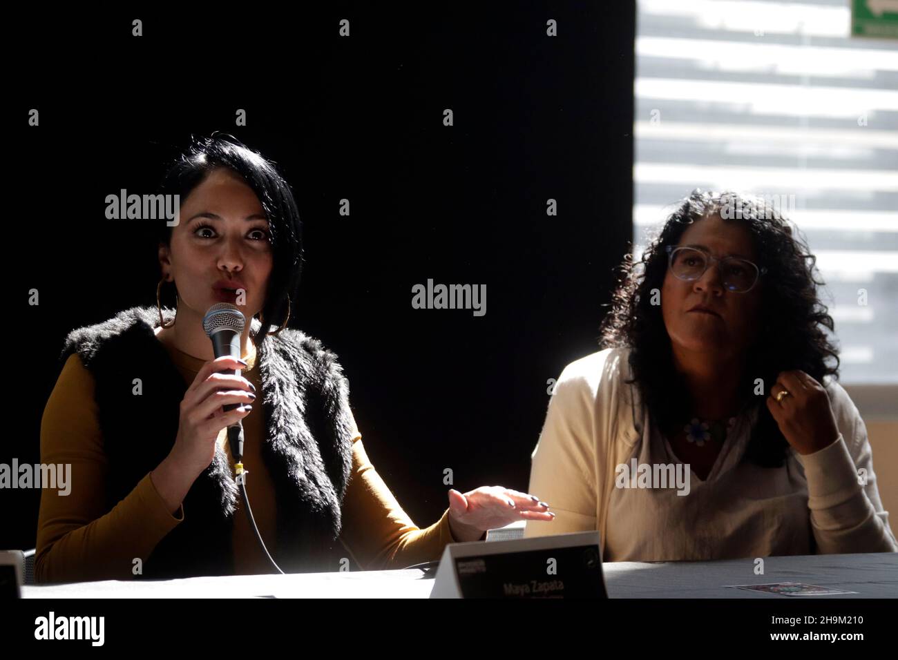 Non Exclusive: MEXICO CITY, MEXIKO - 6. DEZEMBER 2021: (L-R) Schauspielerin und Produzentin Maya Zapata und der erste afroabhängige lokale Abgeordnete der Con Stockfoto