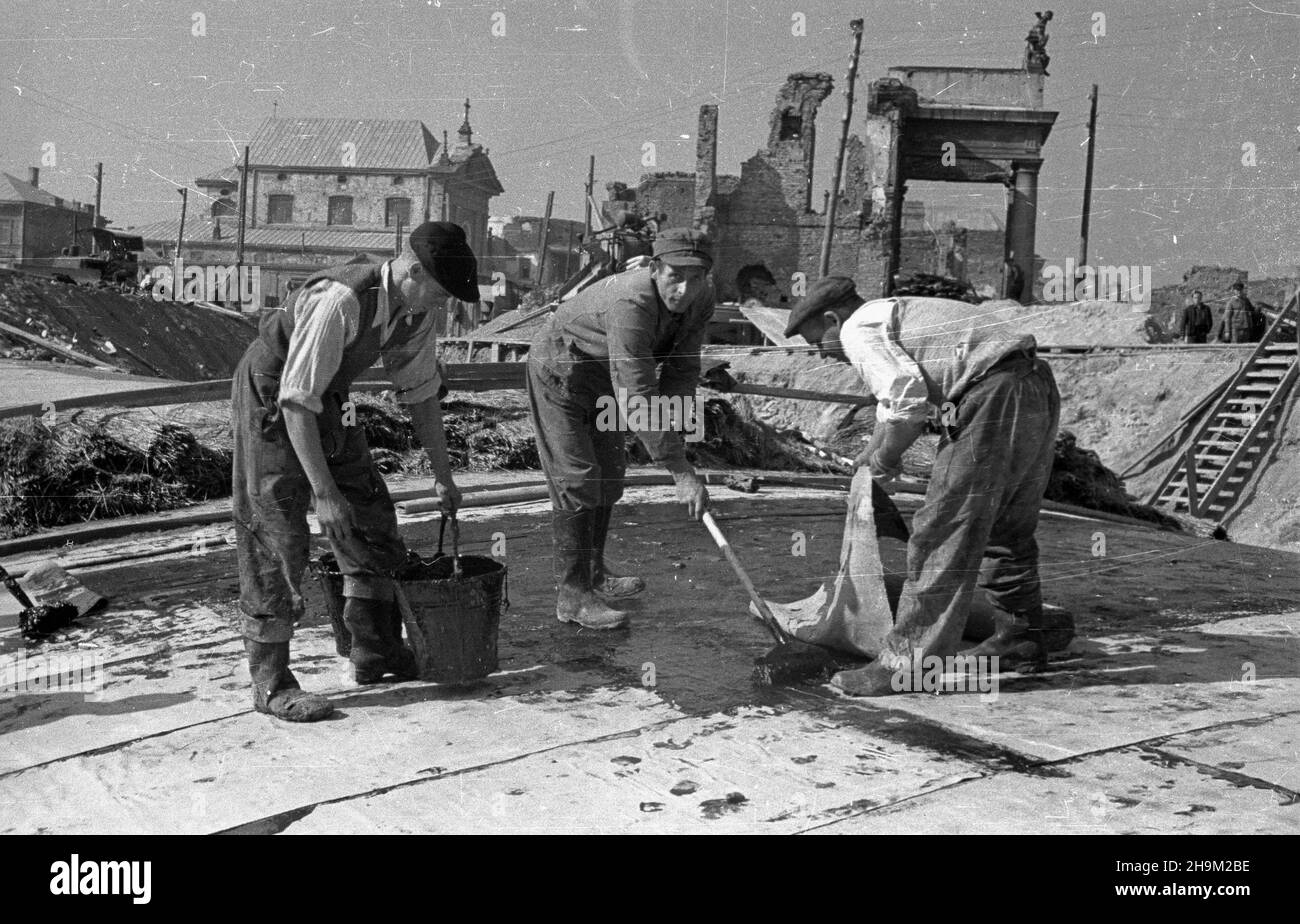 Warszawa, 1948-09. Budowa Trasy W-Z (Trasa Wschód-Zachód). NZ. prace przy budowie tunelu przy placu Zamkowym. Uk³adanie papy i smo³owanie. W tle widoczny zbudowany w latach 1683-94 barokowy koœció³ pw. Przemienienia Pañskiego przy ulicy Miodowej. msa PAP Dok³adny dzieñ wydarzenia nieustalony. Warschau, September 1948. Der Bau der W-Z (Ost-West) Route. Im Bild: Der Tunnel in der Nähe der Miodowa Straße wird gerade gebaut. Teer- und Teerpapier-Verlegung. Im Hintergrund die barocke Verklärung-Kirche, erbaut zwischen 1683 und 1694. msa PAP Warschau, Sept. 1948. Die Konstruktion der W-Z Stockfoto