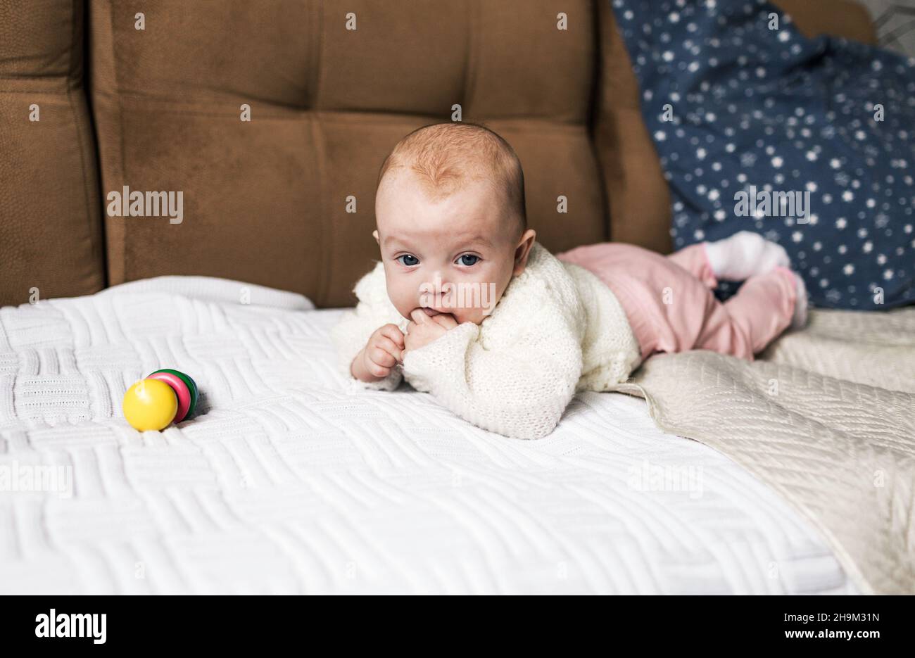 Ein neugeborenes Baby in einer Krippe, das Konzept der Kinder und die Geburt Stockfoto