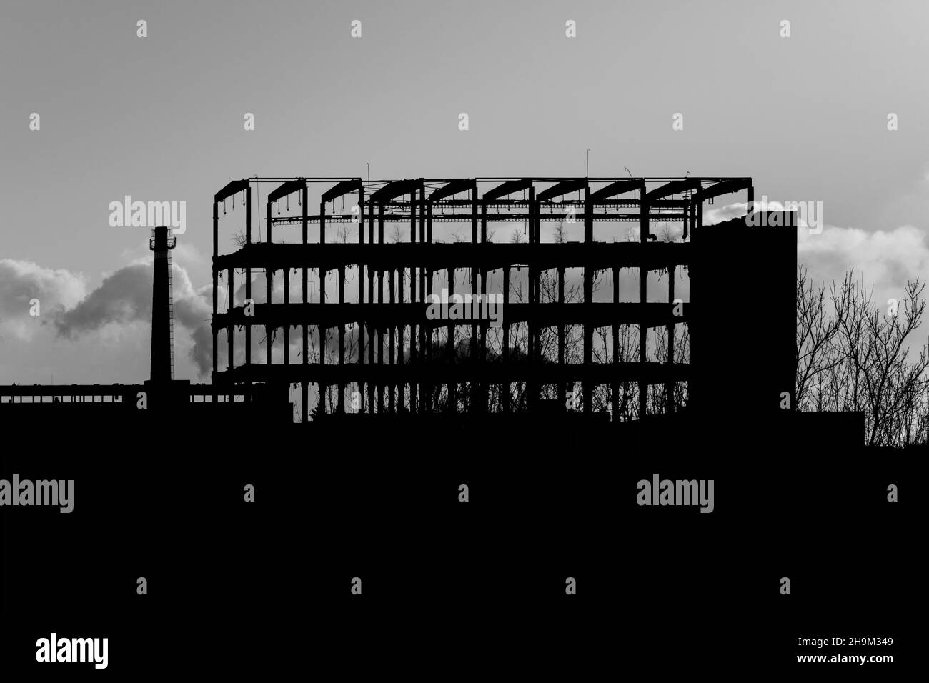 Unvollendeter Bau von Fabrikgebäuden aufgrund der Wirtschaftskrise. Stockfoto