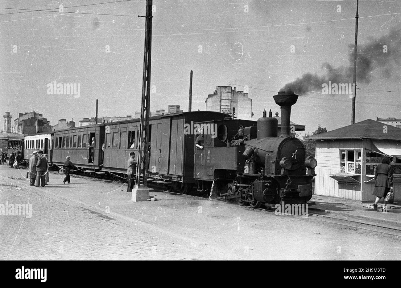 Warszawa, 1948-09. Stacja Kolei Jab³onowskiej (Karczewskiej) U zbiegu ulicy Targowej i alei Zielenieckiej. ka PAP Dok³adny dzieñ wydarzenia nieustalony. Warschau, September 1948. Der Bahnhof von Jablonowska (Karczewska) Eisenbahn an der Kreuzung der Targowa Straße und Zieleniecka Avenue. ka PAP Stockfoto