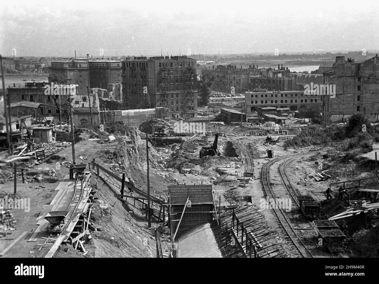 Warszawa, 1948-09. Budowa Trasy W-Z – ci¹gu komunikacyjnego Wschód-Zachód. NZ. prace ziemne na wysokoœci ulicy Krakowskie Przedmieœcie i placu Zamkowego. Z lewej zniszczony w czasie II wojny œwiatowej pa³ac Pod Blach¹. Na wprost kamienice przy ulicy Nowy Zjazd. ka PAP Dok³adny dzieñ wydarzenia nieustalony. Warschau, September 1948. Der Bau der Kommunikationsroute W-Z (Ost-West). Im Bild: Erdarbeiten an der Stelle, an der die Krakowskie Przedmiescie Straße auf den Zamkowy-Platz trifft. Von links WW2 beschädigte Pod Blacha Palast. Der Blick auf die Mietshäuser in der Nowy Zjazd Straße. ka PAP Stockfoto