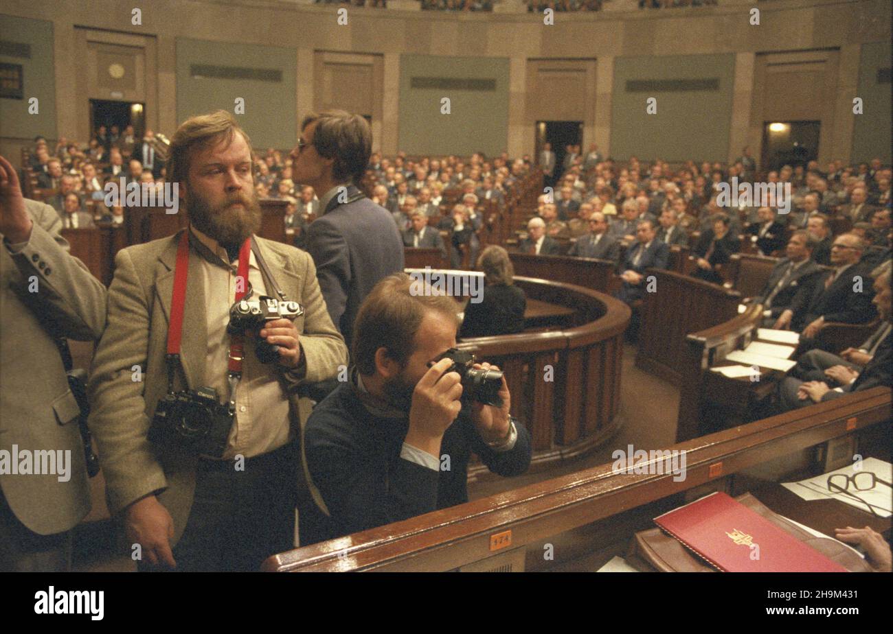 Warszawa 12.11.1985. Drugie posiedzenie Sejmu IX kadencji. NZ. w sali posiedzeñ Sejmu fotoreporterzy, m.in. Grzegorz Rogiñski (L) - Polska Agencja Interpress. mw PAP/Grzegorz Rogiñski Warschau, Den 12. November 1985. Die zweite Sitzung der Amtszeit 9th des Unterhauses. Im Bild: Fotografen im parlament, links stehend: Grzegorz Roginski von der Polnischen Interpress-Agentur. mw PAP/Grzegorz Roginski Stockfoto